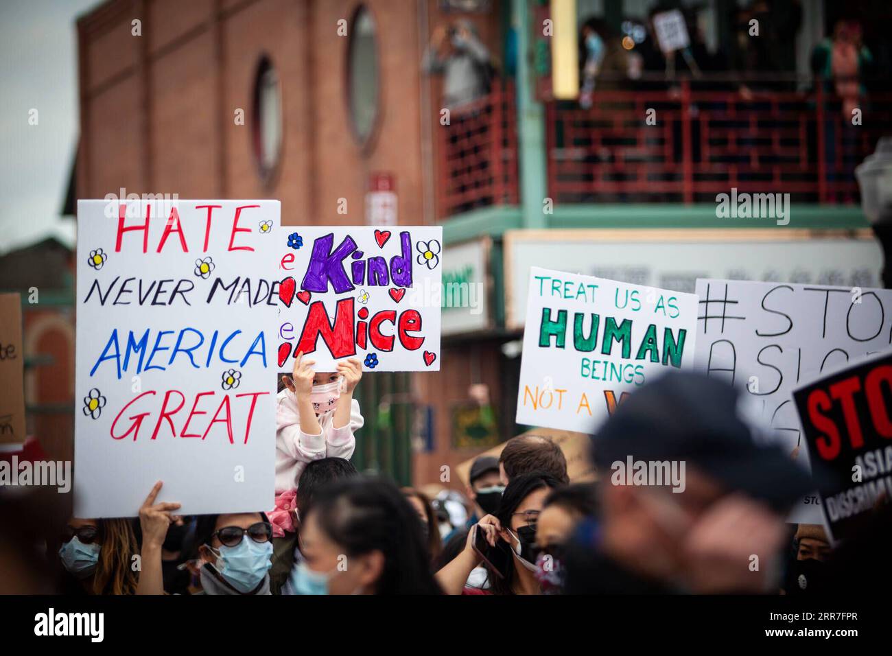 210328 -- CHICAGO, 28 marzo 2021 -- le persone che tengono cartelli prendono parte a una manifestazione di odio Stop Asian a Chinatown di Chicago, negli Stati Uniti, il 27 marzo 2021. Foto di /Xinhua U.S.-CHICAGO-PROTEST-STOP ASIAN HATE VincentxJohnson PUBLICATIONxNOTxINxCHN Foto Stock