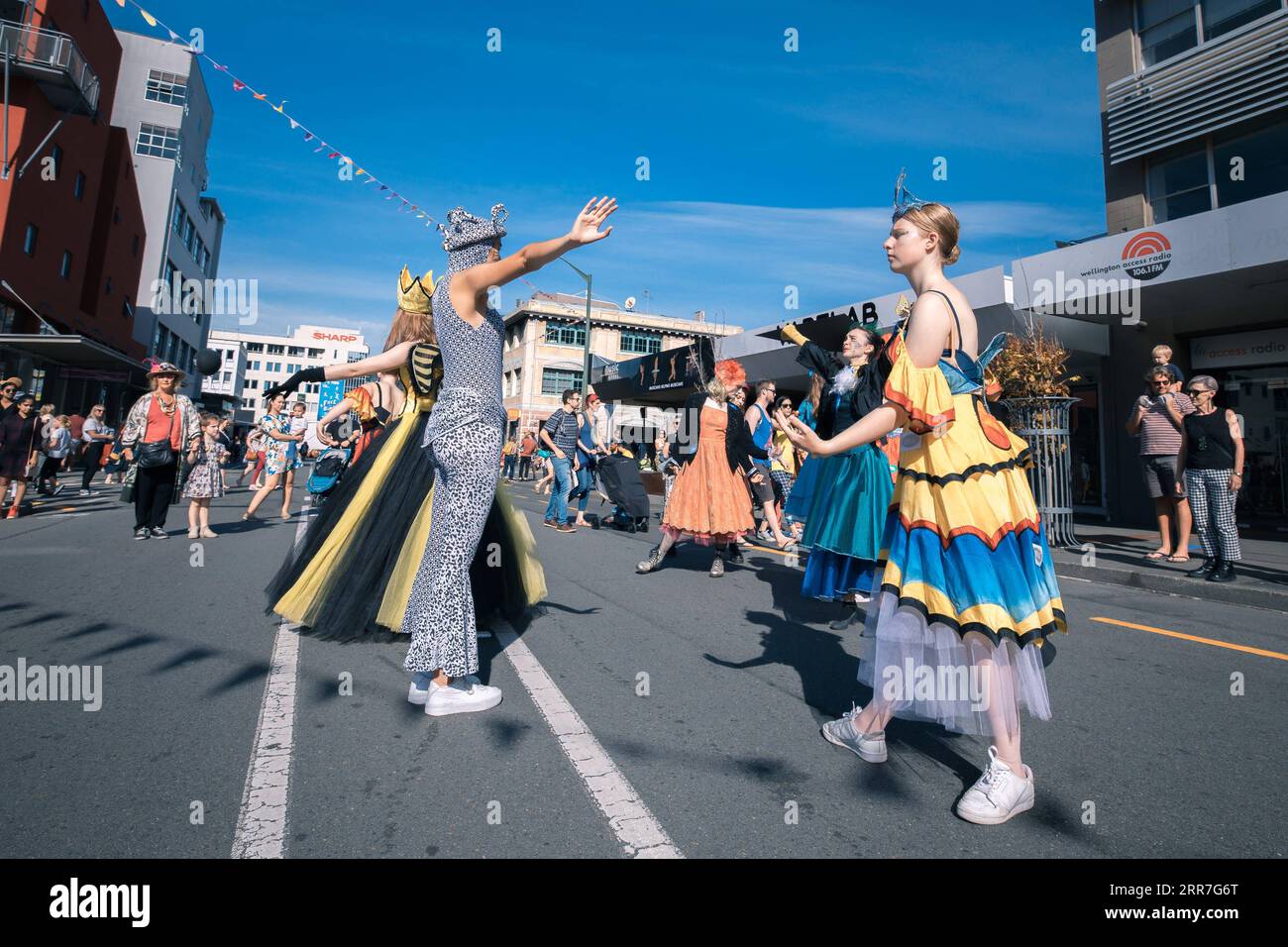 210328 -- WELLINGTON, 28 marzo 2021 -- le persone si esibiscono durante il festival di arte e musica all'aperto CubaDupa a Wellington, nuova Zelanda, 27 marzo 2021. Il quartiere di Cuba Street, nella capitale della nuova Zelanda, si e' animato durante il fine settimana con danze di leoni cinesi e musica tradizionale Cinese adornata dal piu' grande festival di arte e musica all'aperto della nuova Zelanda, CubaDupa. L'evento è stato costretto a ruotare nel 2019 in una versione off-Street a causa delle tragedie della Moschea di Christchurch, e nel 2020 non è stato in grado di procedere a causa delle restrizioni di blocco COVID-19. Tuttavia, il CubaDupa del 2021 è tornato con il suo più ambito Foto Stock