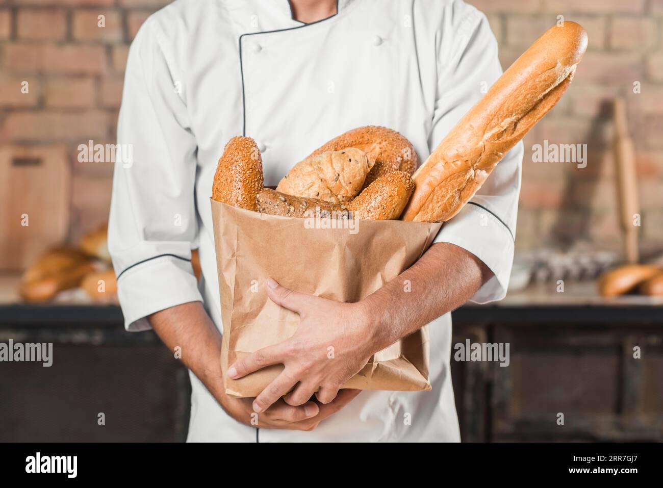 fornaio maschio a sezione centrale che contiene diversi tipi di sacchetto di carta per pane Foto Stock