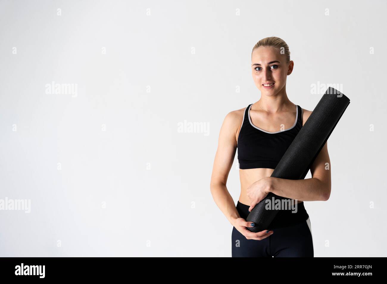 Media shot Woman con spazio fotocopie tappetino yoga Foto Stock