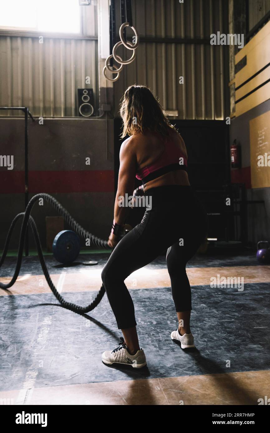 Donna che lavora con la palestra a corda Foto Stock