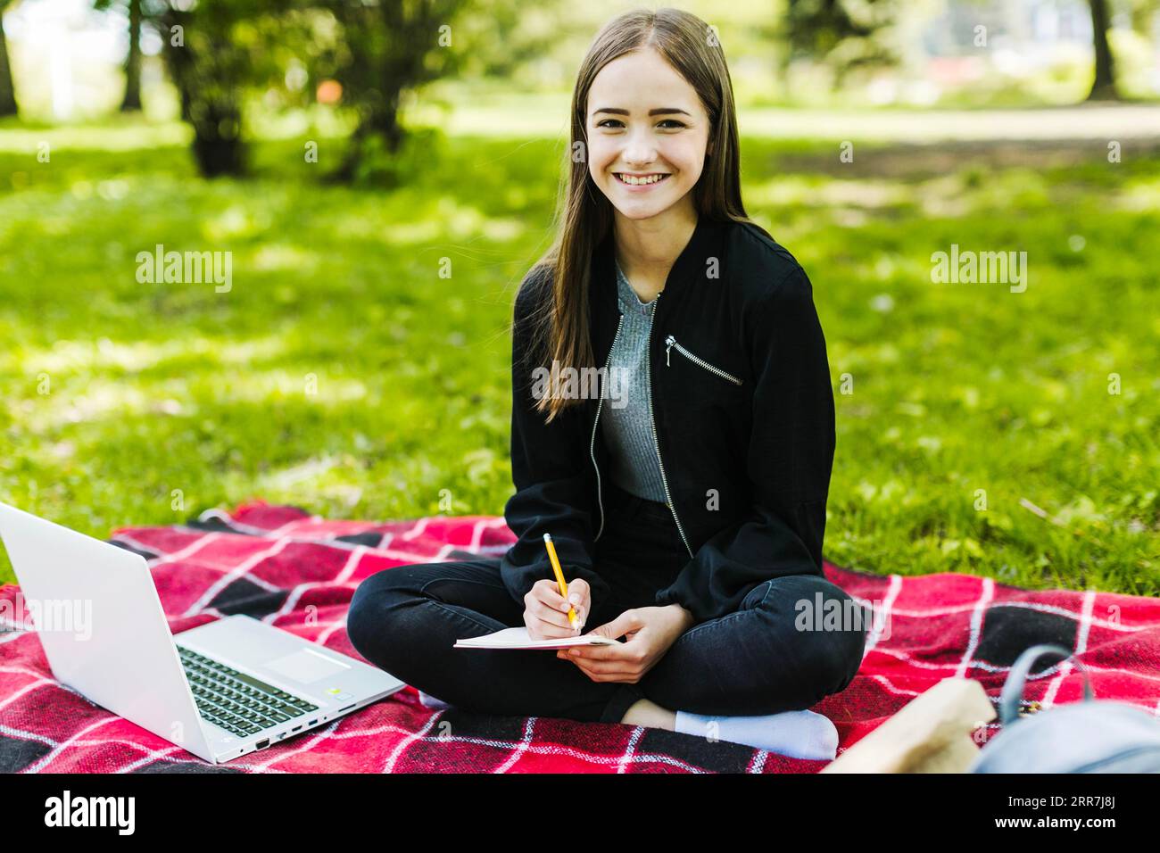 Carina ragazza che studia il parco Foto Stock