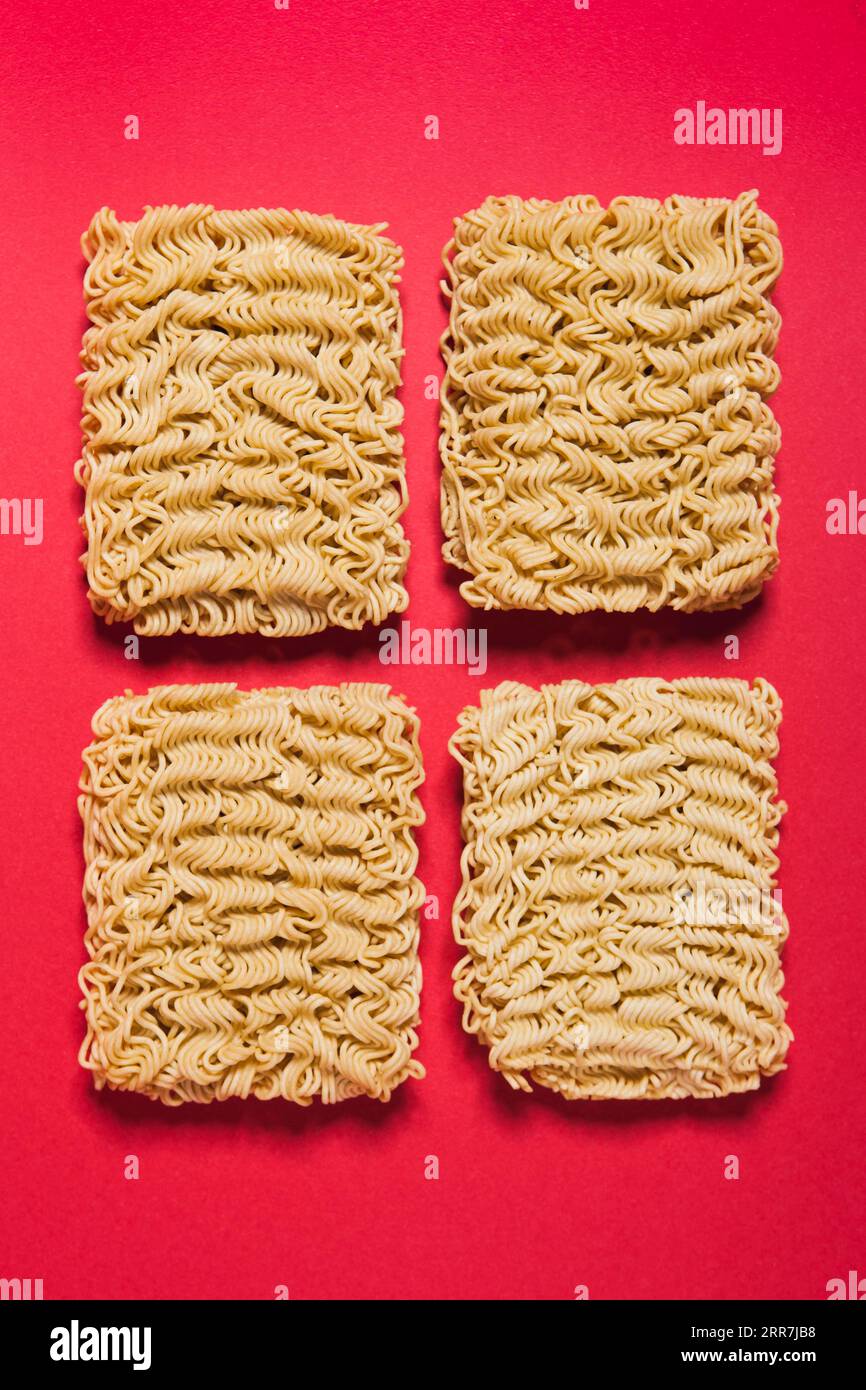 Quattro isolati di noodle istantaneo Foto Stock