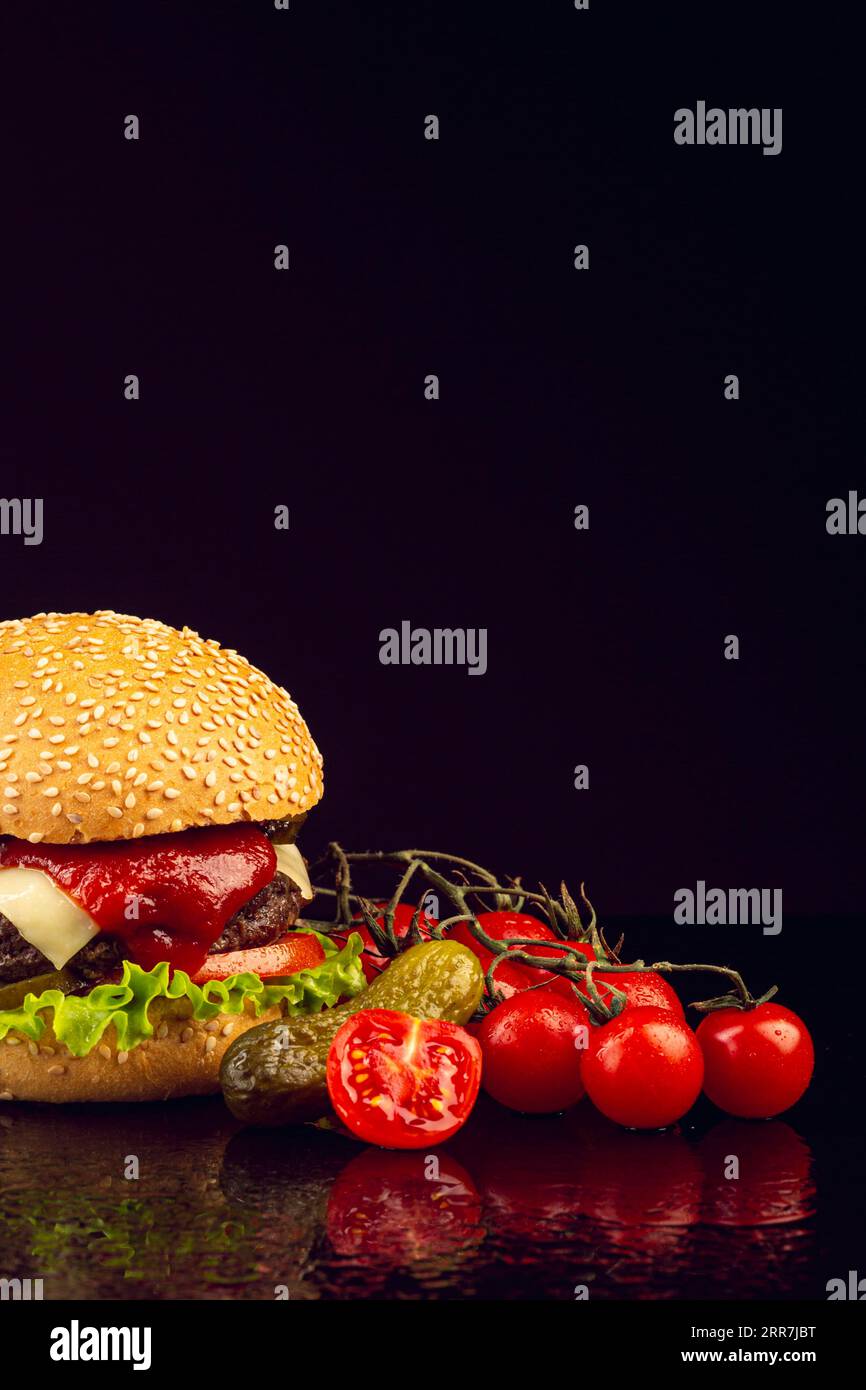 Hamburger con vista frontale con sfondo nero Foto Stock