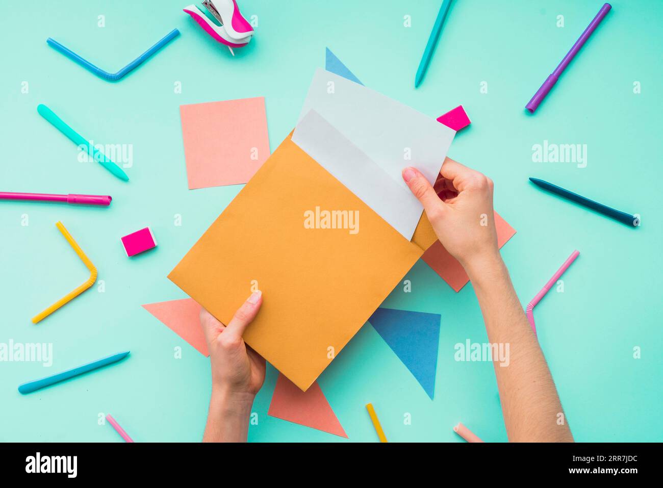 Mano femminile che rimuove la scheda dagli accessori per cartoleria delle buste Foto Stock