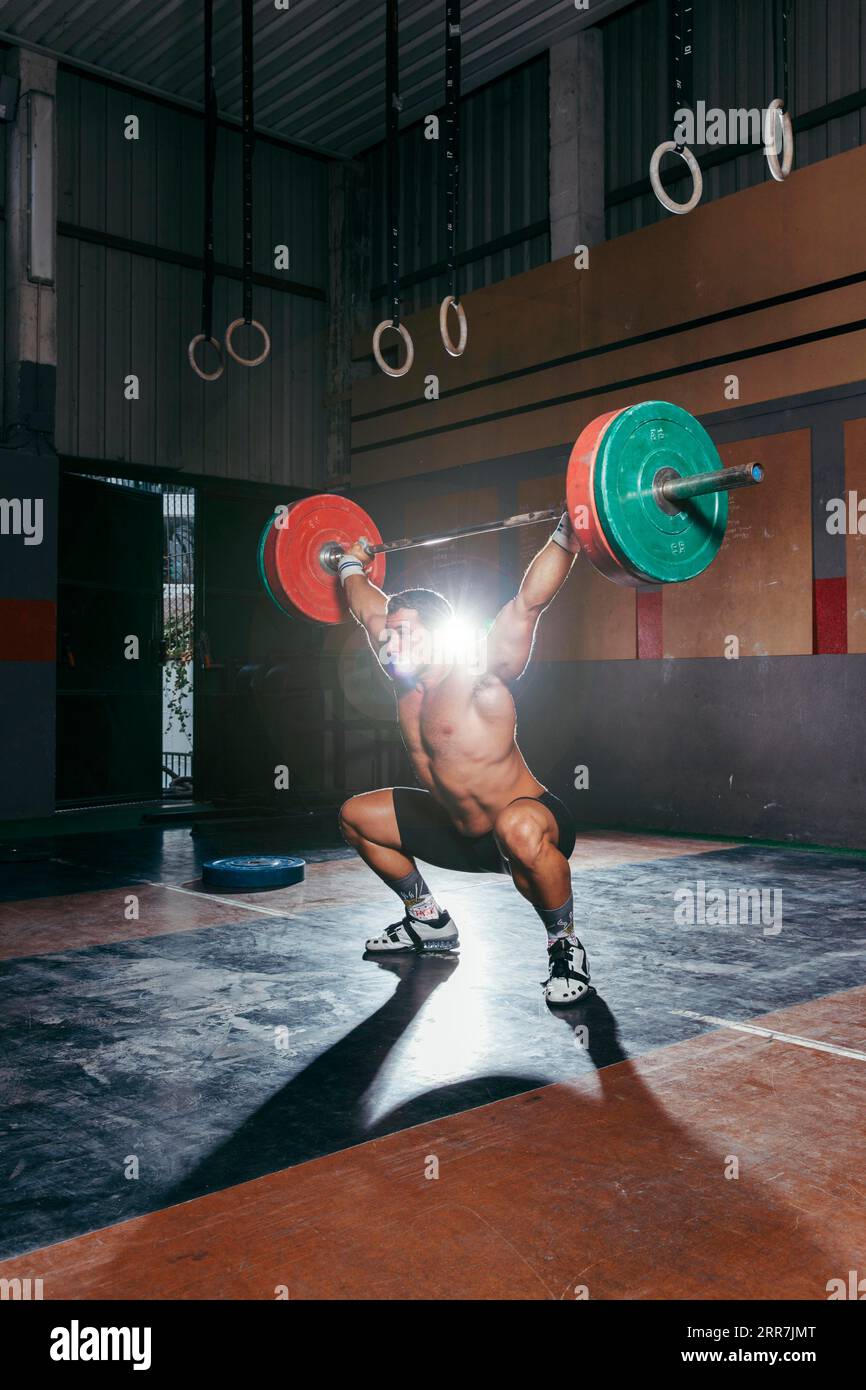 Concetto di bodybuilding in palestra Foto Stock