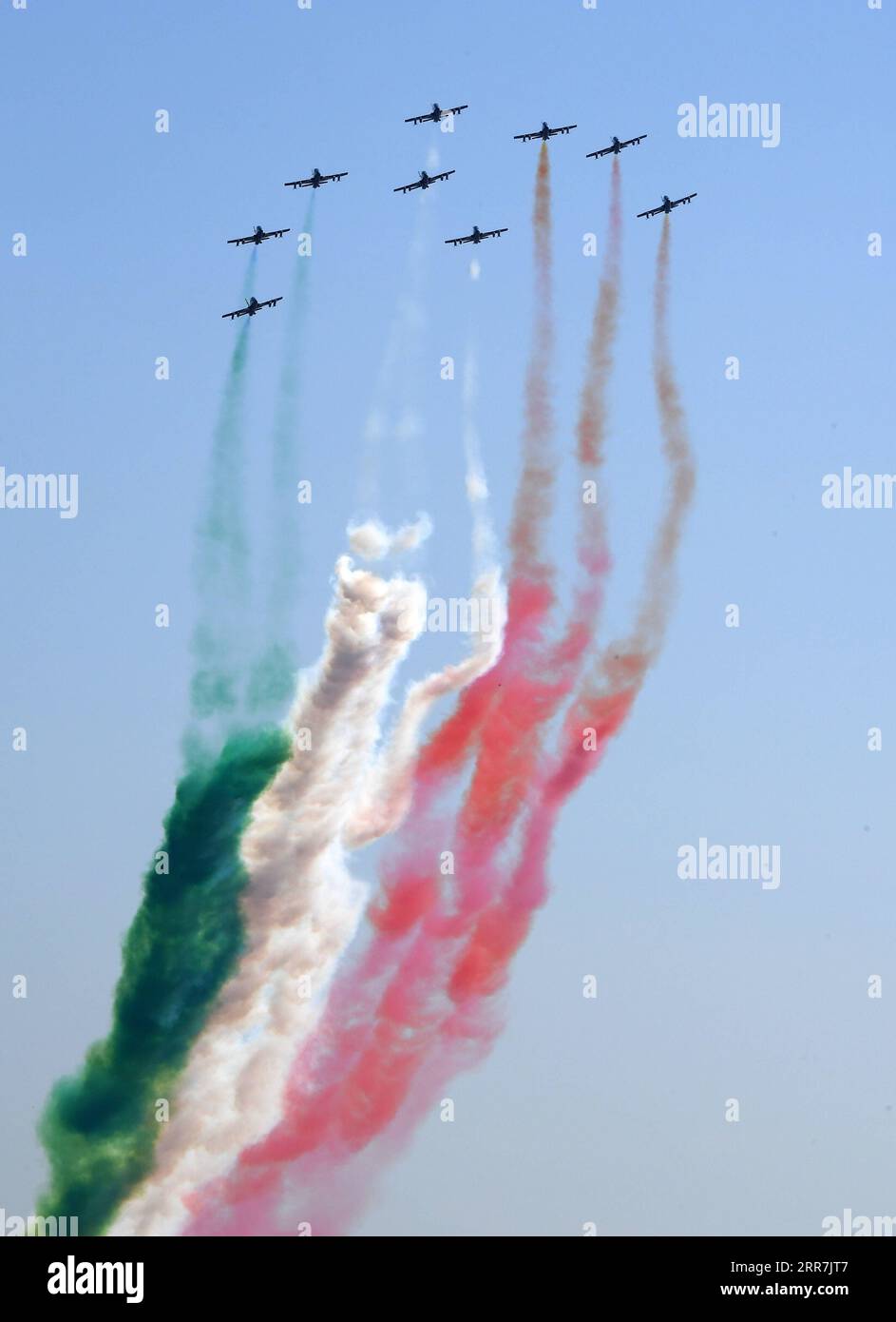 210330 -- ROMA, 30 marzo 2021 -- la squadra aerobatica italiana frecce Tricolori si esibisce durante una cerimonia che segna il 98° anniversario della fondazione dell'Aeronautica militare, a Roma, Italia, il 30 marzo 2021. Foto di /Xinhua ITALY-ROME-AIR FORCE ANNIVERSARY-AEROBATIC PERFORMANCE AlbertoxLingria PUBLICATIONxNOTxINxCHN Foto Stock