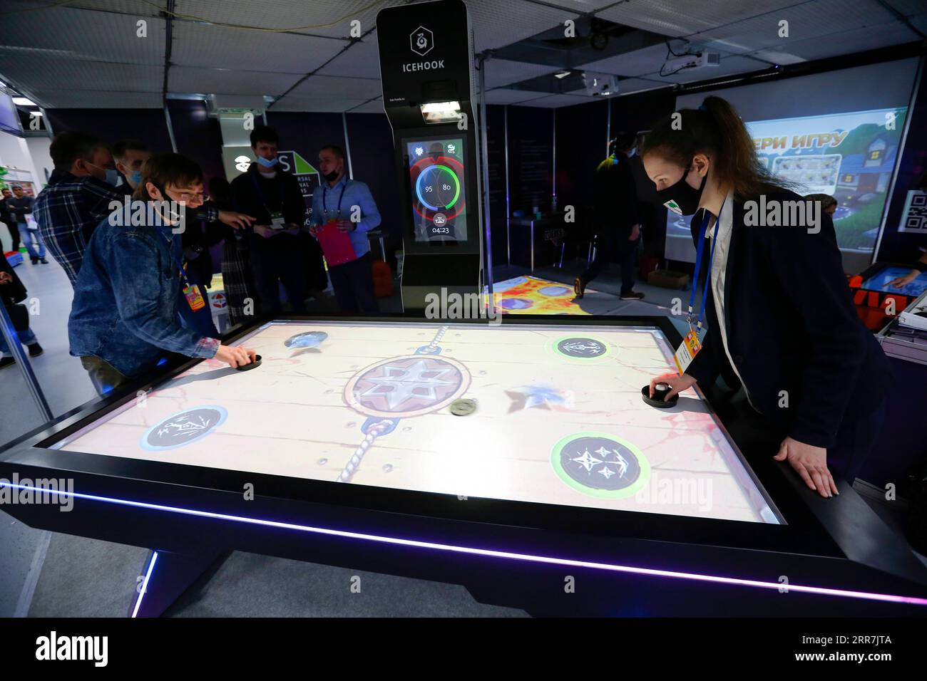 210330 -- MOSCA, 30 marzo 2021 -- i visitatori provano un pezzo di attrezzatura di divertimento durante la mostra internazionale Amusement Rides and Entertainment Equipment RAAPA EXPO - 2021 a Mosca, Russia, il 30 marzo 2021. Si prevede che la fiera attirerà più di 4.000 specialisti del settore. Foto di /Xinhua RUSSIA-MOSCA-AMUSMEMENT PARK EXPO AlexanderxZemlianichenkoxJr PUBLICATIONxNOTxINxCHN Foto Stock