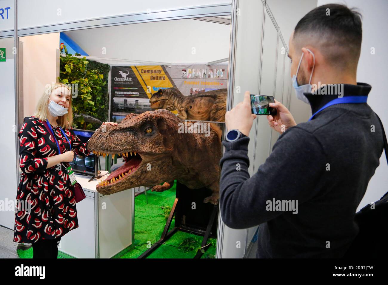 210330 -- MOSCA, 30 marzo 2021 -- i visitatori scattano foto durante la fiera internazionale Amusement Rides and Entertainment Equipment RAAPA EXPO - 2021 a Mosca, Russia, il 30 marzo 2021. Si prevede che la fiera attirerà più di 4.000 specialisti del settore. Foto di /Xinhua RUSSIA-MOSCA-AMUSMEMENT PARK EXPO AlexanderxZemlianichenkoxJr PUBLICATIONxNOTxINxCHN Foto Stock