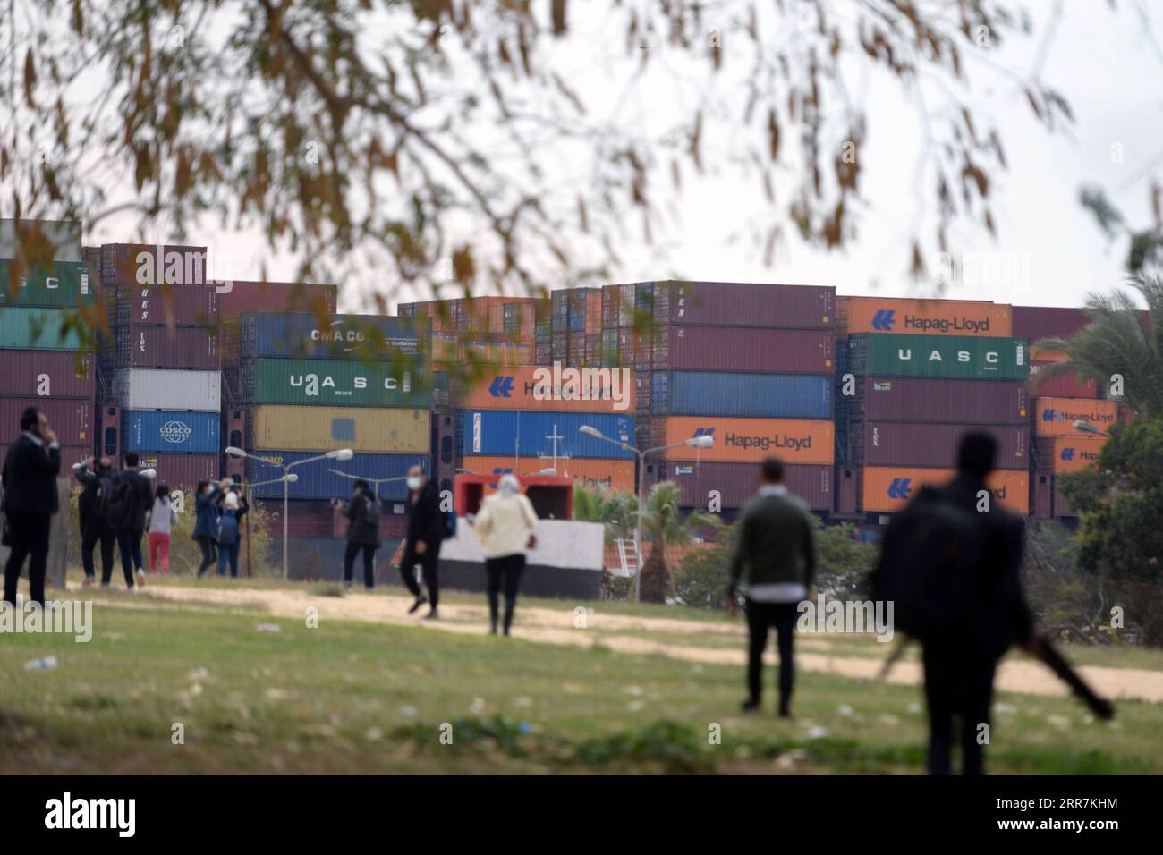 210330 -- CANALE DI SUEZ EGITTO, 30 marzo 2021 -- foto scattata il 30 marzo 2021 mostra una nave che naviga sul Canale di Suez, Egitto. Almeno 113 navi portacontainer sono passate attraverso il Canale di Suez, bloccato da un enorme container, ha detto martedì il presidente della Suez Canal Authority SCA Osama Rabie. CANALE EGITTO-SUEZ-RIPRESA DEL TRAFFICO AhmedxGomaa PUBLICATIONxNOTxINxCHN Foto Stock