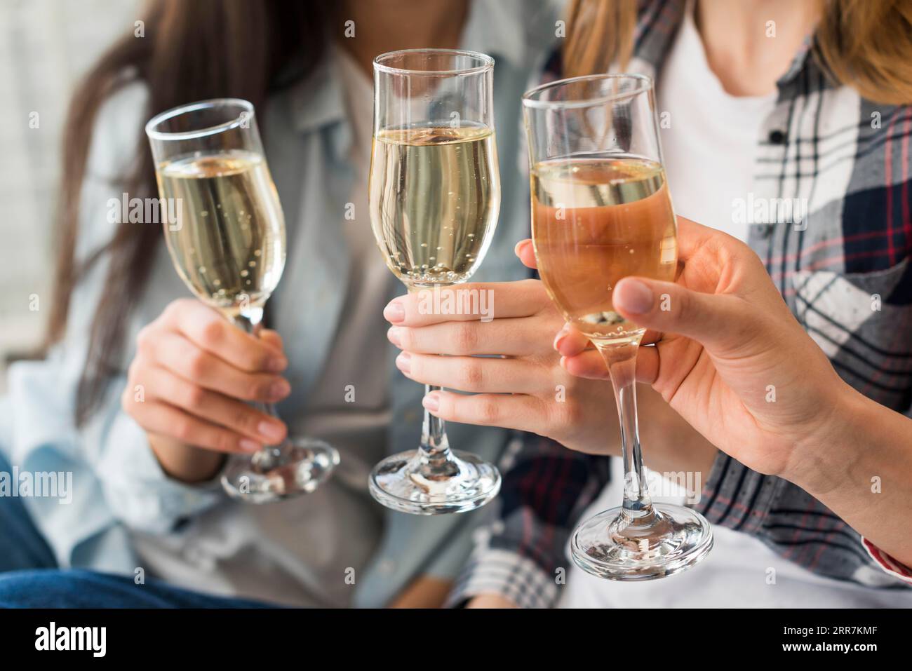 Donne che tengono un brindisi con bicchieri di champagne Foto Stock