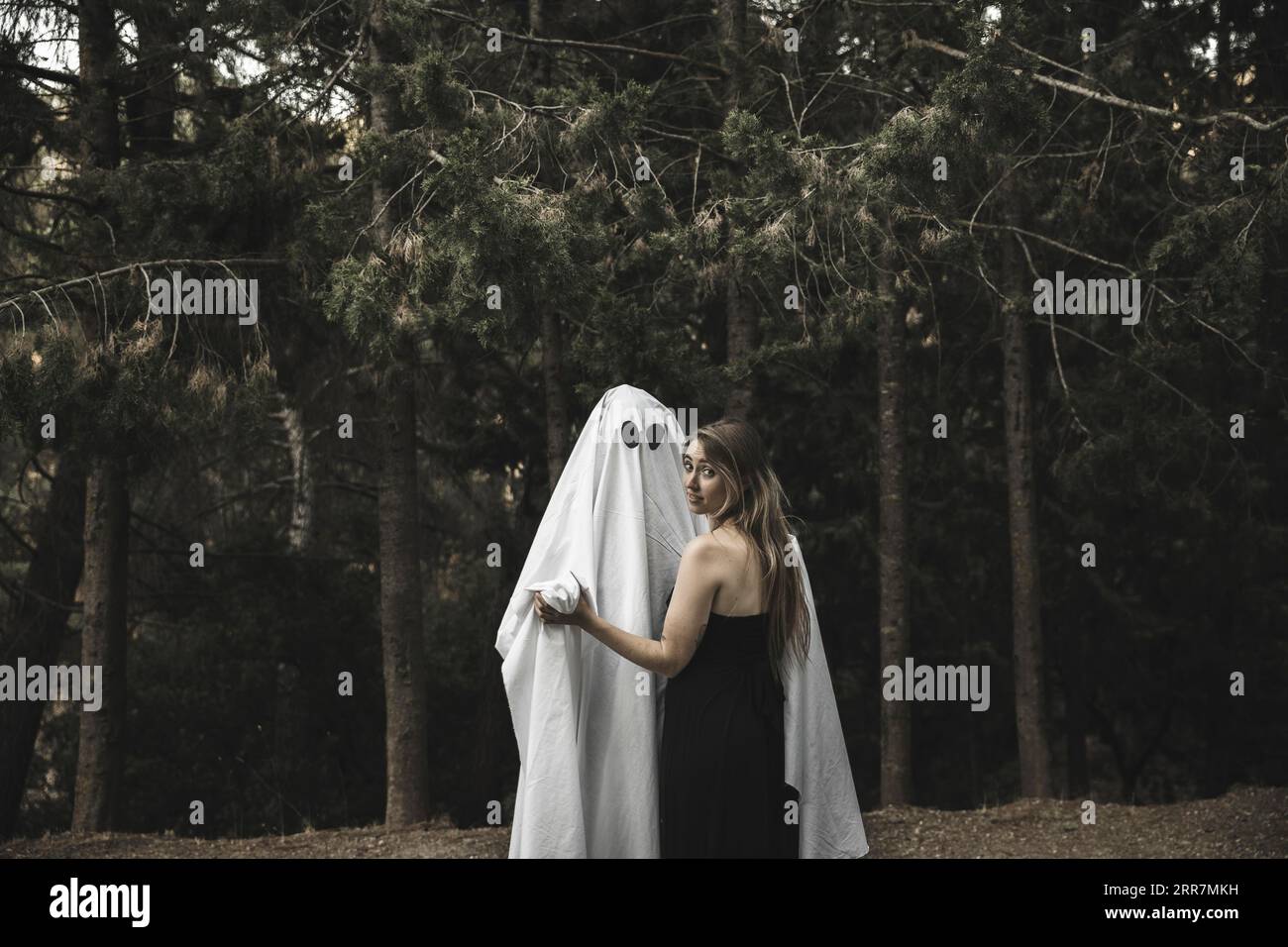 Ghost Lady che tiene per mano il parcheggio Foto Stock