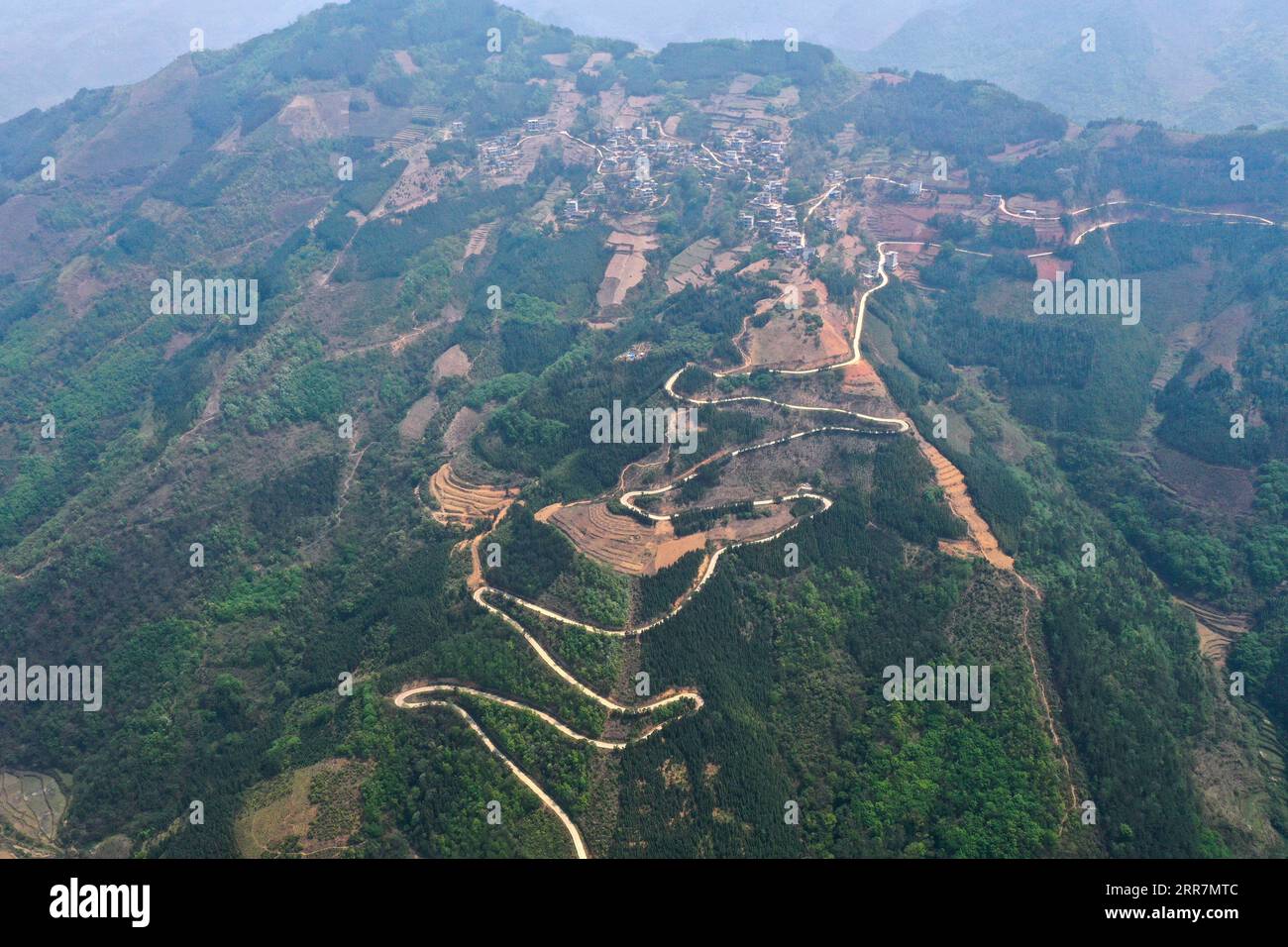 210331 -- NANNING, 31 marzo 2021 -- foto aerea scattata il 30 marzo 2021 mostra l'accesso stradale al villaggio di Nawei nella città di Baise, nella regione autonoma del Guangxi Zhuang nella Cina meridionale. Dal 2016, il Guangxi ha promosso la costruzione e il miglioramento della rete stradale rurale, con 52 900 chilometri di strade costruite per collegare i villaggi nelle aree rurali. CHINA-GUANGXI-ROAD-CONSTRUCTION CN ZhangxAilin PUBLICATIONxNOTxINxCHN Foto Stock