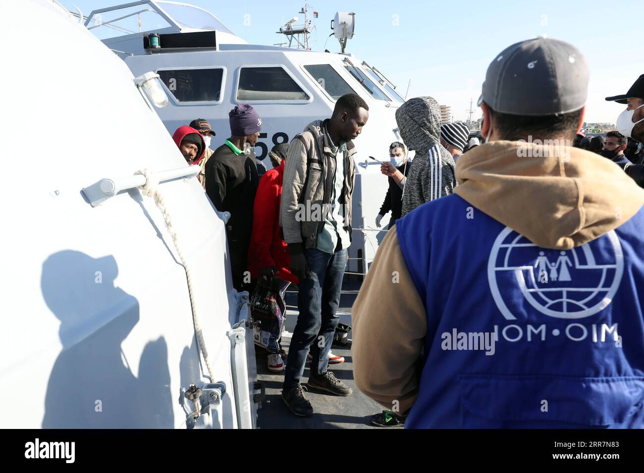 210331 -- TRIPOLI, 31 marzo 2021 -- i migranti clandestini arrivano in una base navale a Tripoli, Libia, il 31 marzo 2021. Mercoledì la Marina libica ha annunciato il salvataggio di un totale di 163 migranti illegali di diverse nazionalità africane al largo della costa occidentale del paese. Foto di /Xinhua LIBIA-TRIPOLI-CLANDESTINI-RESCUE HamzaxTurkia PUBLICATIONxNOTxINxCHN Foto Stock