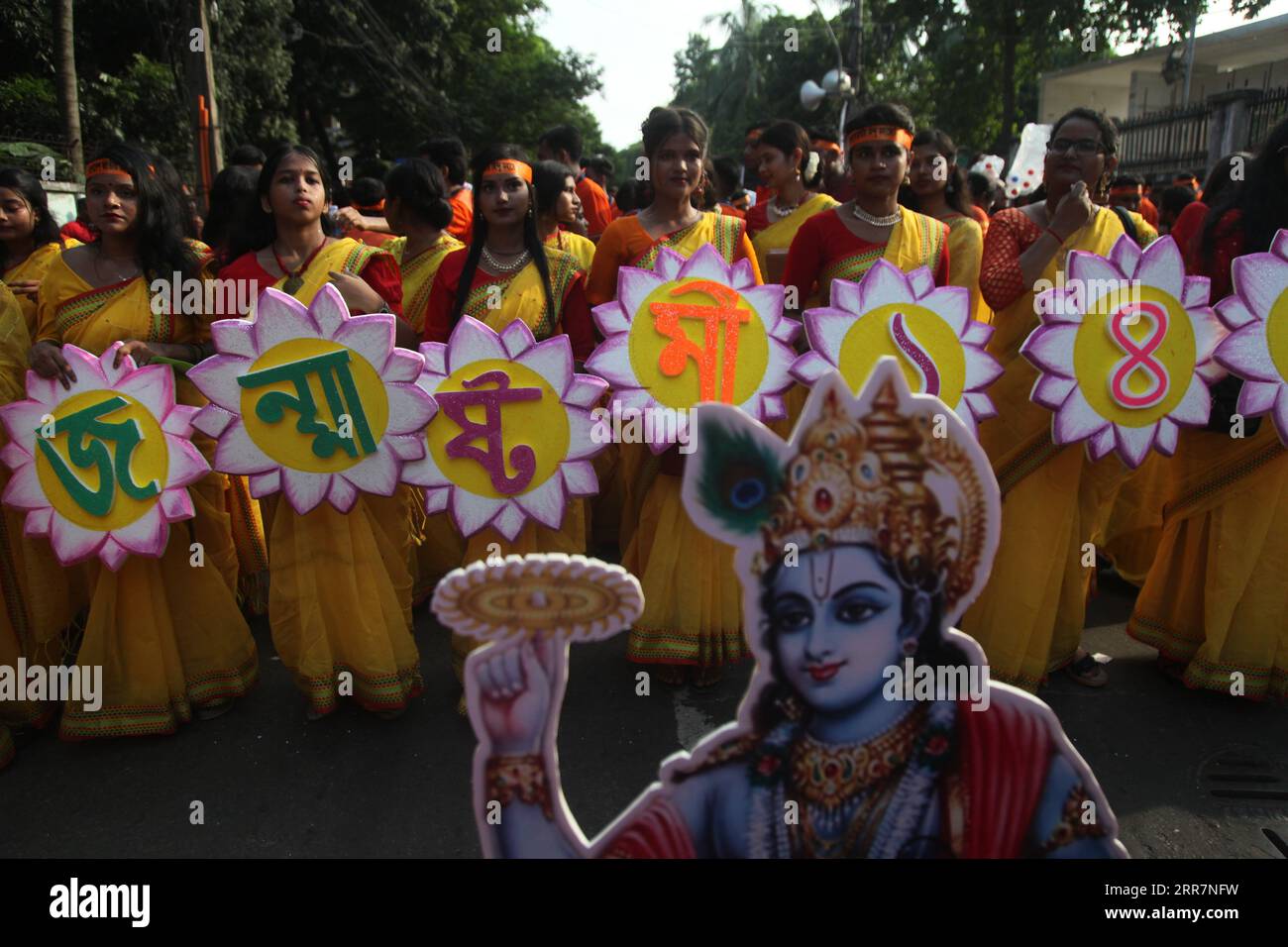 Dhaka Bangladesh 6,2023 settembre. I devoti indù del Bangladesh prendono parte a una processione durante la celebrazione della nascita di Janmashtami o del Signore Krishna Foto Stock