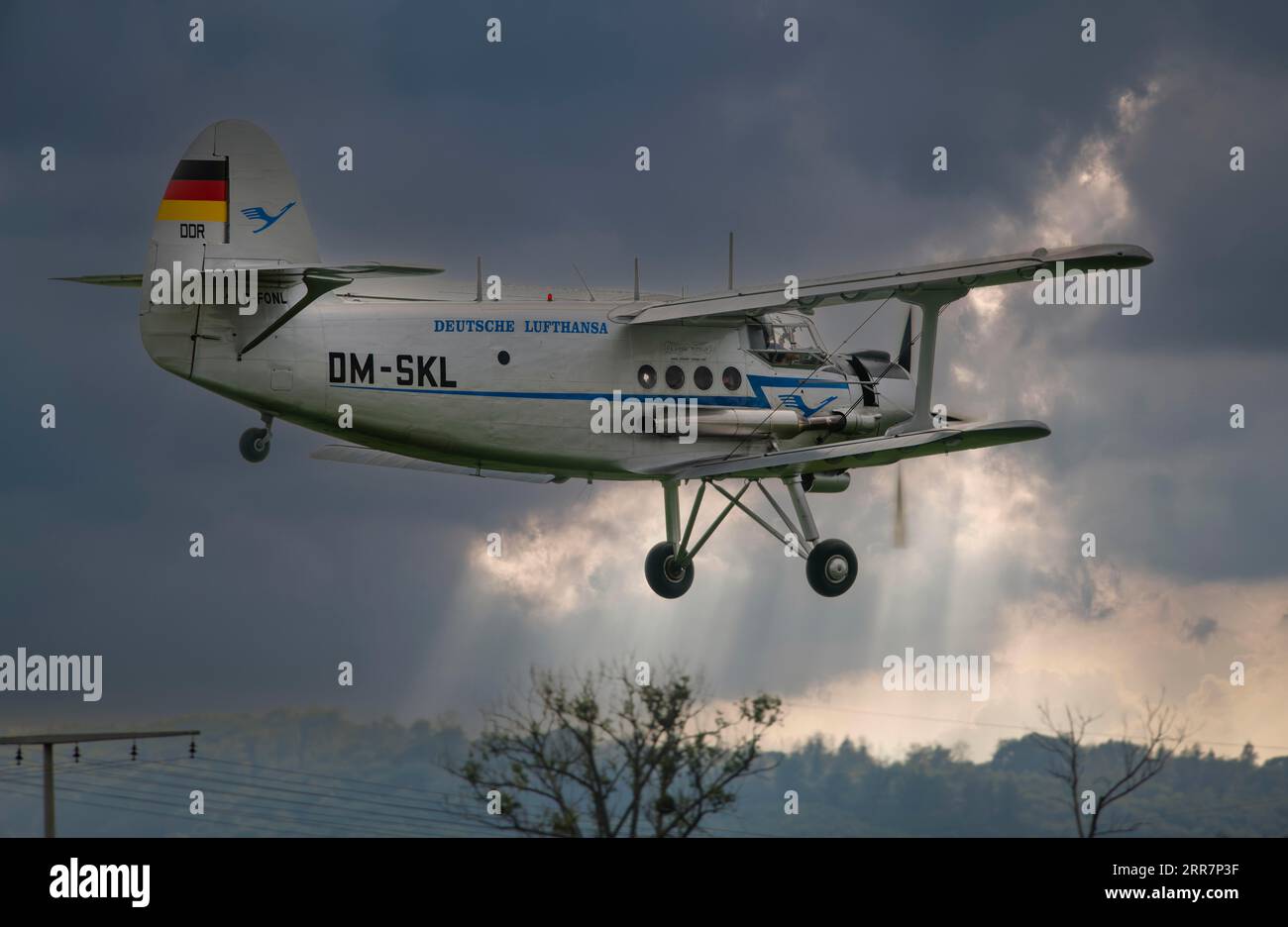 Antonov An-2, la più grande Lufthansa biplana del mondo, si avvicina a Rinteln in Germania Foto Stock