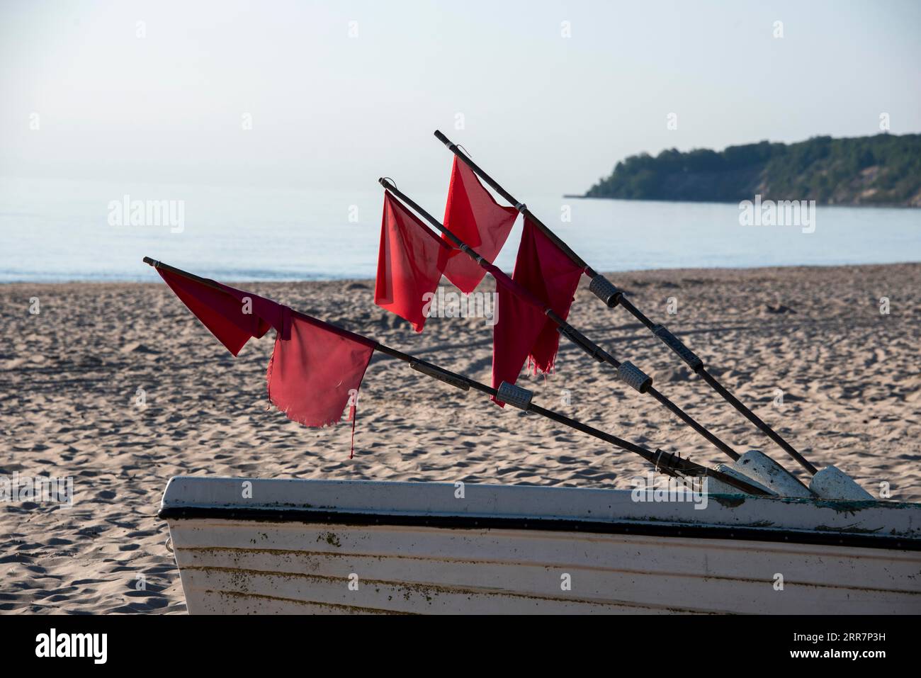 Bandiere di tonniere rosse, peschereccio, spiaggia del Mar Baltico, Baabe, isola di Ruegen, Meclemburgo-Pomerania occidentale, Germania Foto Stock