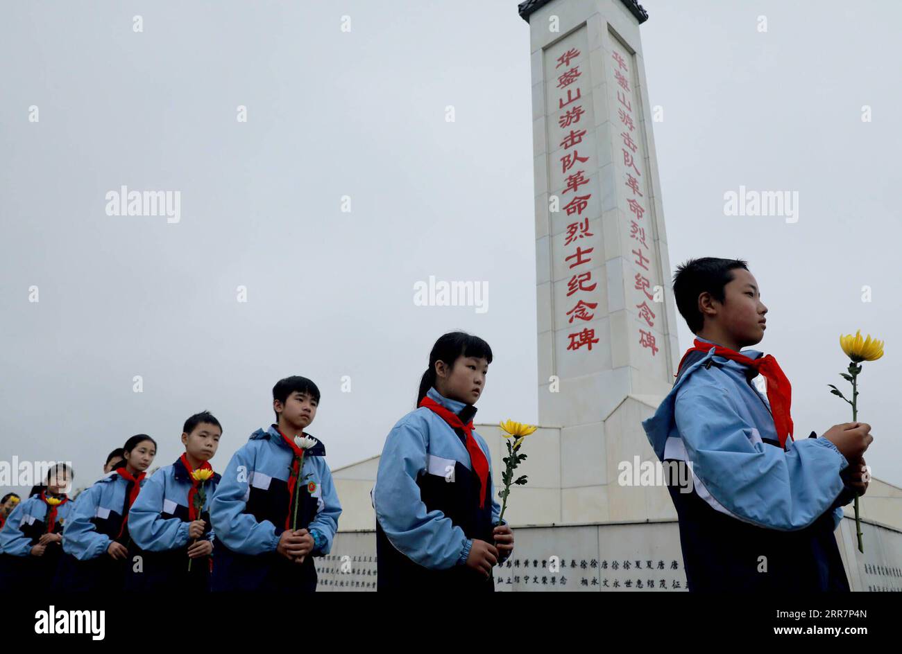 210401 -- GUANG AN, 1 aprile 2021 -- gli studenti delle scuole elementari rendono omaggio ai martiri in un cimitero a Huaying City, nella provincia del Sichuan della Cina sud-occidentale, 1 aprile 2021. Il giorno delle tombe, noto anche come Festival di Qingming, che cade il 4 aprile di quest'anno, è un festival cinese in cui le persone rendono omaggio ai morti e adorano i loro antenati visitando tombe e facendo offerte. Foto di /Xinhua CHINA-SICHUAN-HUAYING-QINGMING-TOMB-SWEEPING CN ZhouxSonglin PUBLICATIONxNOTxINxCHN Foto Stock