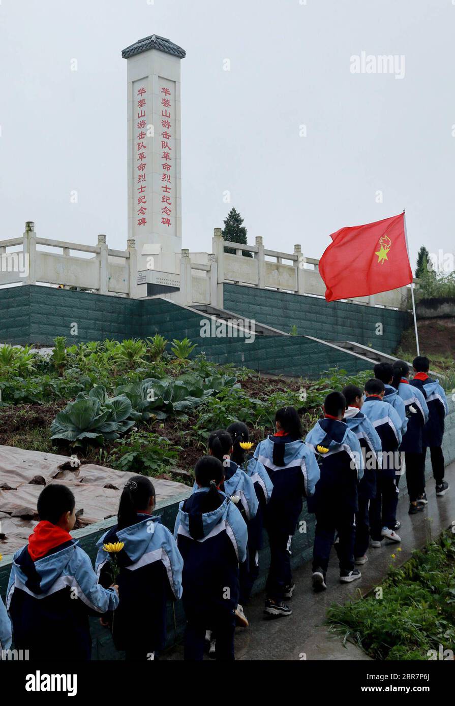 210401 -- GUANG AN, 1 aprile 2021 -- gli studenti delle scuole elementari rendono omaggio ai martiri in un cimitero a Huaying City, nella provincia del Sichuan della Cina sud-occidentale, 1 aprile 2021. Il giorno delle tombe, noto anche come Festival di Qingming, che cade il 4 aprile di quest'anno, è un festival cinese in cui le persone rendono omaggio ai morti e adorano i loro antenati visitando tombe e facendo offerte. Foto di /Xinhua CHINA-SICHUAN-HUAYING-QINGMING-TOMB-SWEEPING CN ZhouxSonglin PUBLICATIONxNOTxINxCHN Foto Stock
