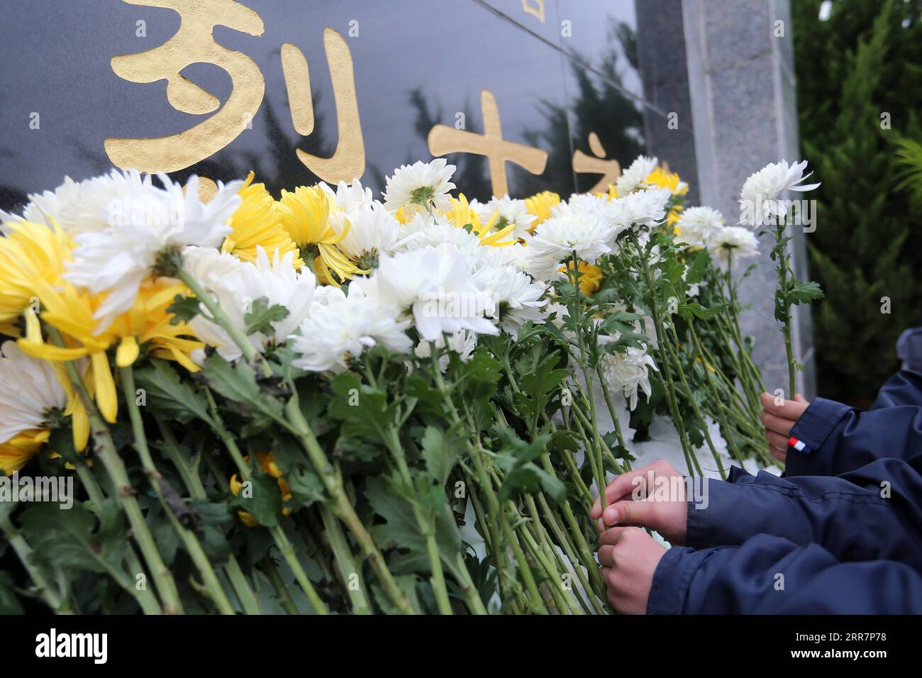 210401 -- HUAIBEI, 1 aprile 2021 -- gli studenti offrono fiori in un cimitero per martiri a Huaibei, nella provincia di Anhui, nella Cina orientale, 1 aprile 2021. Il giorno delle tombe, noto anche come Festival di Qingming, che cade il 4 aprile di quest'anno, è un festival cinese in cui le persone rendono omaggio ai morti e adorano i loro antenati visitando tombe e facendo offerte. Foto di /Xinhua CHINA-ANHUI-HUAIBEI-QINGMING-TOMB-SWEEPING CN WanxShanchao PUBLICATIONxNOTxINxCHN Foto Stock