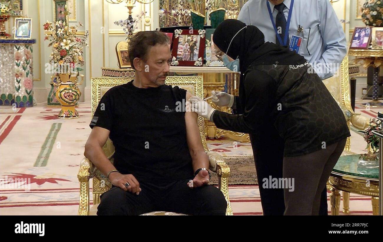 210402 -- BANDAR SERI BEGAWAN, 2 aprile 2021 -- il sultano del Brunei Haji Hassanal Bolkiah riceve una dose di vaccino anti COVID-19 nel palazzo reale Istana Nurul Iman a Bandar seri Begawan, capitale del Brunei, 1 aprile 2021. Il sultano Haji Hassanal Bolkiah del Brunei ha ricevuto la prima dose di vaccino anti COVID-19, mentre il paese si sta preparando per il lancio del programma nazionale di vaccinazione a partire da sabato. BRUNEI-SULTAN-COVID-19 VACCINAZIONE Brunei sxMinistryxofxHealth PUBLICATIONxNOTxINxCHN Foto Stock