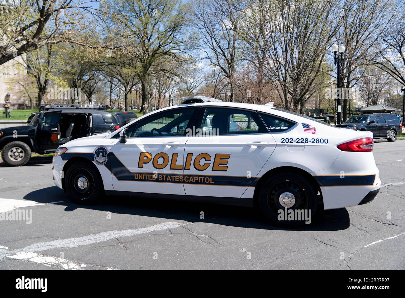 210402 -- WASHINGTON, 2 aprile 2021 -- Un veicolo della polizia del Campidoglio è visto vicino al Campidoglio a Washington, D.C., negli Stati Uniti, il 2 aprile 2021. Uno dei due agenti di polizia colpiti da un'auto che sbatteva contro le barriere che circondano il complesso del Campidoglio il venerdì pomeriggio è stato dichiarato morto, ha detto Yogananda Pittman, capo della polizia del Campidoglio. U.S.-WASHINGTON, D.C.-CAMPIDOGLIO COMPLESSO-AUTO CHE SMONTANO LIUXJIE PUBLICATIONXNOTXINXCHN Foto Stock