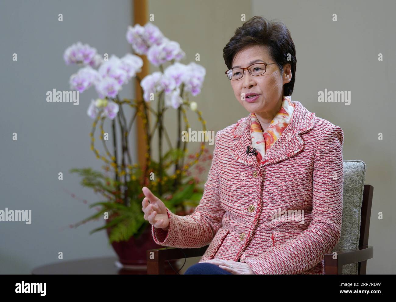 210403 -- HONG KONG, 3 aprile 2021 -- Amministratore delegato della regione amministrativa speciale di Hong Kong della Cina HKSAR Carrie Lam partecipa a un'intervista esclusiva con Xinhua nel suo ufficio a Hong Kong, Cina meridionale, 1 aprile 2021. Xinhua titoli: Carrie Lam si aspetta una Hong Kong più prospera con un sistema elettorale migliorato WangxShen PUBLICATIONxNOTxINxCHN Foto Stock