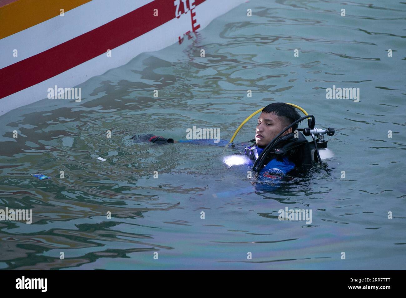 210404 -- VIENTIANE, 4 aprile 2021 -- Un soccorritore si tuffa nel lago Nam Ngum, circa 60 km a nord di Vientiane, Laos, alla ricerca di sopravvissuti, il 4 aprile 2021. Uno yacht si è rovesciato nel lago Nam Ngum vicino a Vientiane domenica mattina, causando otto morti, ha riferito l'agenzia statale Lao News Agency KPL. Foto di /Xinhua LAOS-NAM NGUM LAKE-YACHT-CAPSIZING KaikeoxSaiyasane PUBLICATIONxNOTxINxCHN Foto Stock