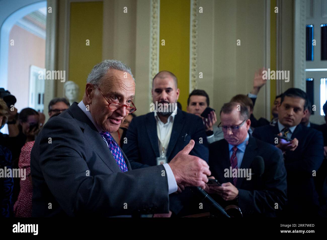 Washington, Stati Uniti. 6 settembre 2023. Il leader della maggioranza del Senato degli Stati Uniti Chuck Schumer (Democratico di New York) fa commenti dopo il pranzo della politica democratica del Senato al Campidoglio degli Stati Uniti a Washington, DC, USA, mercoledì 6 settembre, 2023. foto di Rod Lamkey/CNP/ABACAPRESS.COM credito: abaca Press/Alamy Live News Foto Stock