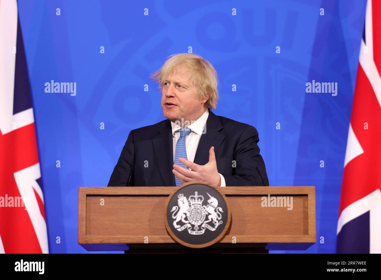 210405 -- LONDRA, 5 aprile 2021 -- il primo ministro britannico Boris Johnson parla a una conferenza stampa virtuale di Downing Street a Londra, in Gran Bretagna, il 5 aprile 2021. Johnson lunedì ha confermato che dal 12 aprile riapriranno negozi non essenziali e pub e ristoranti riapriranno all'aperto mentre la Gran Bretagna si sposta al secondo passo della roadmap fuori dal blocco COVID-19. Pippa Fowles/No 10 Downing Street/Handout via Xinhua BRITAIN-LONDON-COVID-19-PM-CONFERENZA STAMPA HanxYan PUBLICATIONxNOTxINxCHN Foto Stock