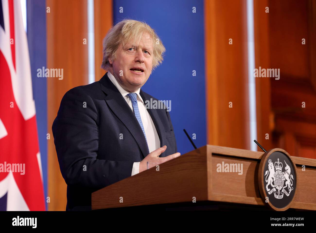 210405 -- LONDRA, 5 aprile 2021 -- il primo ministro britannico Boris Johnson parla a una conferenza stampa virtuale di Downing Street a Londra, in Gran Bretagna, il 5 aprile 2021. Johnson lunedì ha confermato che dal 12 aprile riapriranno negozi non essenziali e pub e ristoranti riapriranno all'aperto mentre la Gran Bretagna si sposta al secondo passo della roadmap fuori dal blocco COVID-19. Pippa Fowles/No 10 Downing Street/Handout via Xinhua BRITAIN-LONDON-COVID-19-PM-CONFERENZA STAMPA HanxYan PUBLICATIONxNOTxINxCHN Foto Stock