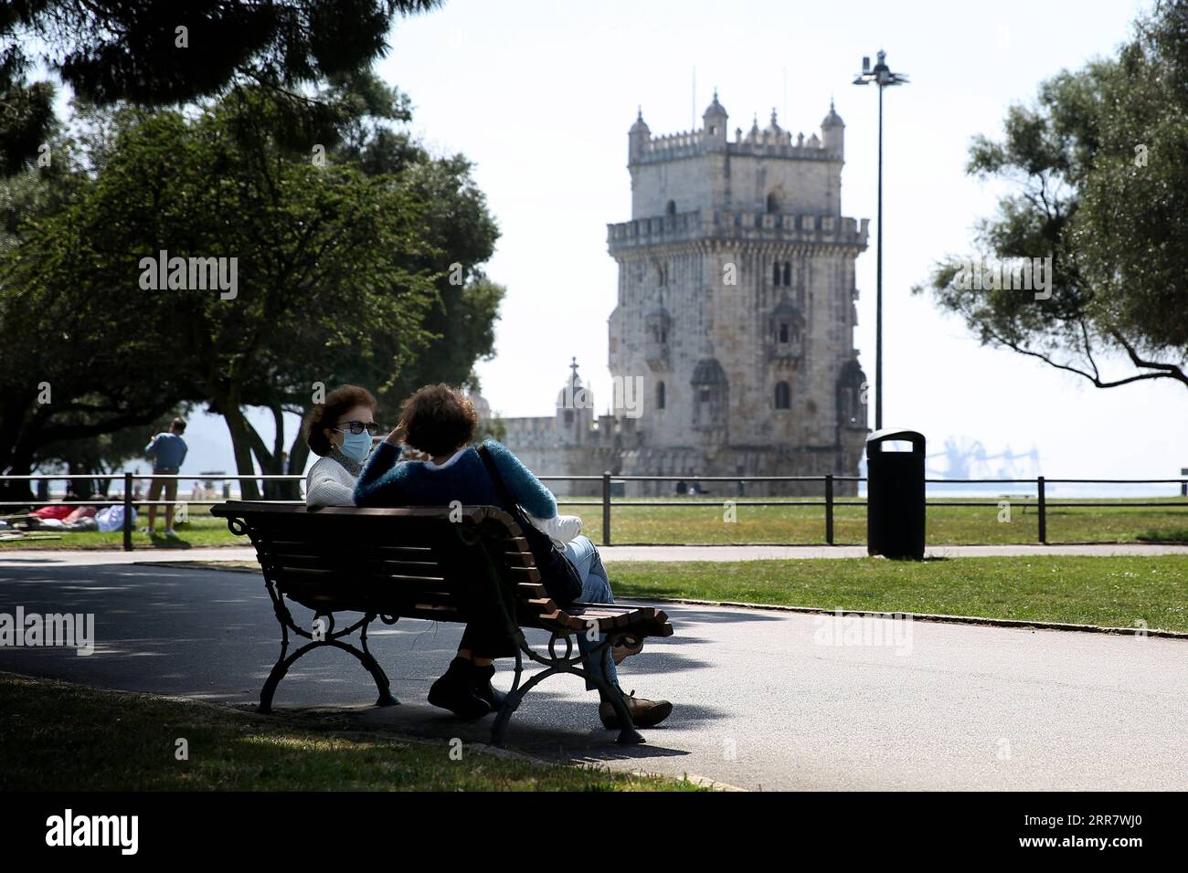 210406 -- LISBONA, 6 aprile 2021 -- la gente siede a una panchina vicino alla Torre di Belém a Lisbona, Portogallo, 5 aprile 2021. Lunedì il presidente portoghese Marcelo Rebelo de Sousa ha chiesto uno sforzo nazionale da parte di tutti per evitare battute d'arresto all'inizio della seconda fase del programma di deconfinamento del paese. Foto di /Xinhua PORTUGAL-LISBON-COVID-19-DE-CONFINEMENT PROGRAM-SECOND PHASE PedroxFiuza PUBLICATIONxNOTxINxCHN Foto Stock