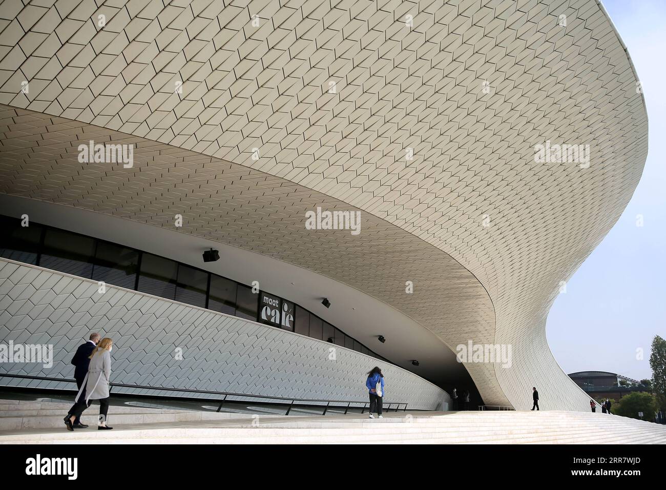 210406 -- LISBONA, 6 aprile 2021 -- le persone entrano nel Museo di Arte, architettura e tecnologia riaperto a Lisbona, Portogallo, 5 aprile 2021. Lunedì il presidente portoghese Marcelo Rebelo de Sousa ha chiesto uno sforzo nazionale da parte di tutti per evitare battute d'arresto all'inizio della seconda fase del programma di deconfinamento del paese. Foto di /Xinhua PORTUGAL-LISBON-COVID-19-DE-CONFINEMENT PROGRAM-SECOND PHASE PedroxFiuza PUBLICATIONxNOTxINxCHN Foto Stock