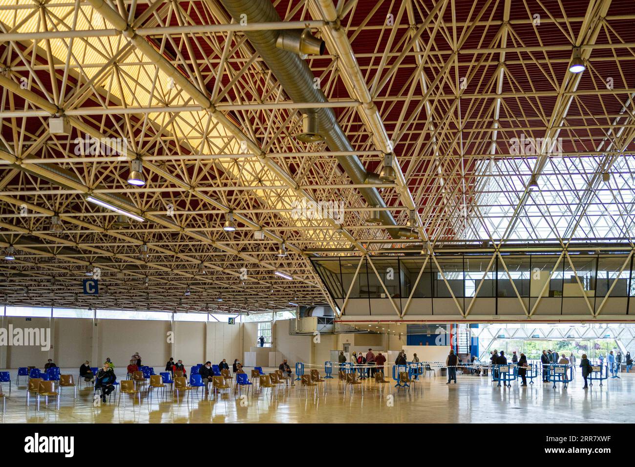 210407 -- CORNELLA, 7 aprile 2021 -- foto scattata il 7 aprile 2021 mostra un sito di vaccinazione a Cornella, in Spagna. Mercoledì l'Agenzia europea per i medicinali EMA ha confermato che la presenza di coaguli di sangue con piastrine ematiche basse è fortemente associata alla somministrazione del vaccino AstraZeneca COVID-19, ma dovrebbe essere ancora elencata come effetti collaterali molto rari. Foto di /Xinhua SPAIN-CORNELLA-ASTRAZENECA COVID-19 VACCINO JoanxGosa PUBLICATIONxNOTxINxCHN Foto Stock