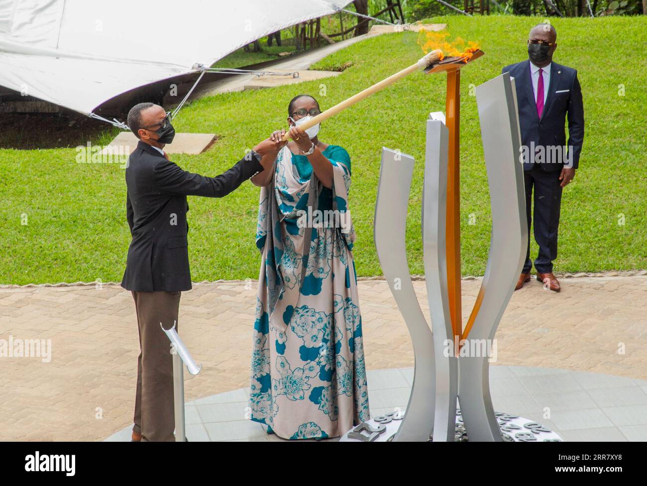 News Bilder des Tages 210407 -- KIGALI, 7 aprile 2021 -- il presidente ruandese Paul Kagame L e la first lady Jeannette Kagame illuminano la fiamma della memoria per la 27a commemorazione del genocidio del 1994 contro i Tutsi, al Kigali Genocide Memorial a Kigali, capitale del Ruanda, il 7 aprile 2021. Mercoledì la nazione centrafricana ha iniziato la commemorazione nazionale annuale per oltre 1 milione di vittime che dura tre mesi, compresa una settimana di lutto all'inizio. Più di 500 ruandesi, amici del Ruanda, membri del corpo diplomatico si sono riuniti nel complesso sportivo indoor di Kigali, K Foto Stock