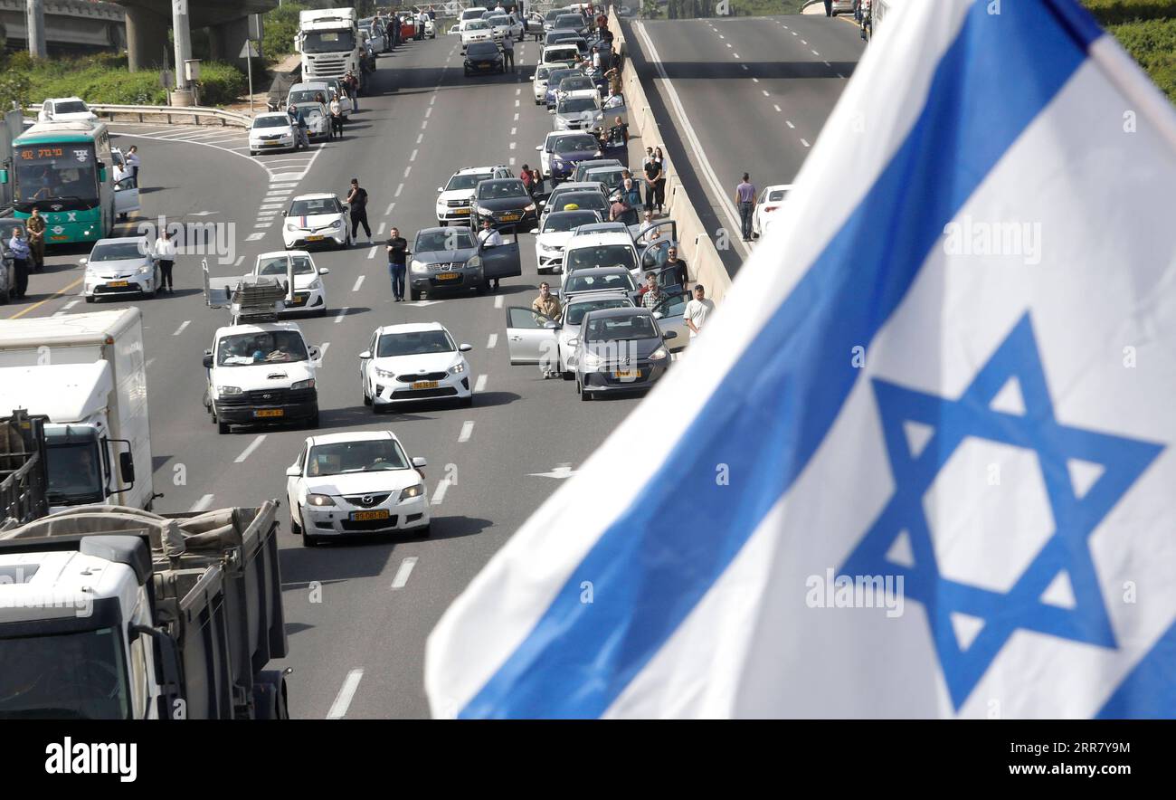 210408 -- TEL AVIV, 8 aprile 2021 -- le persone si fermano su un'autostrada come una sirena suona in memoria delle vittime dell'Olocausto, vicino a Tel Aviv, Israele, l'8 aprile 2021. Israele si è fermato al suono delle sirene giovedì mattina per commemorare il suo annuale giorno della memoria dell'Olocausto. Foto di /Xinhua ISRAEL-TEL AVIV-HOLOCAUST RICORDO DAY-STANDSTILL GilxCohenxMagen PUBLICATIONxNOTxINxCHN Foto Stock