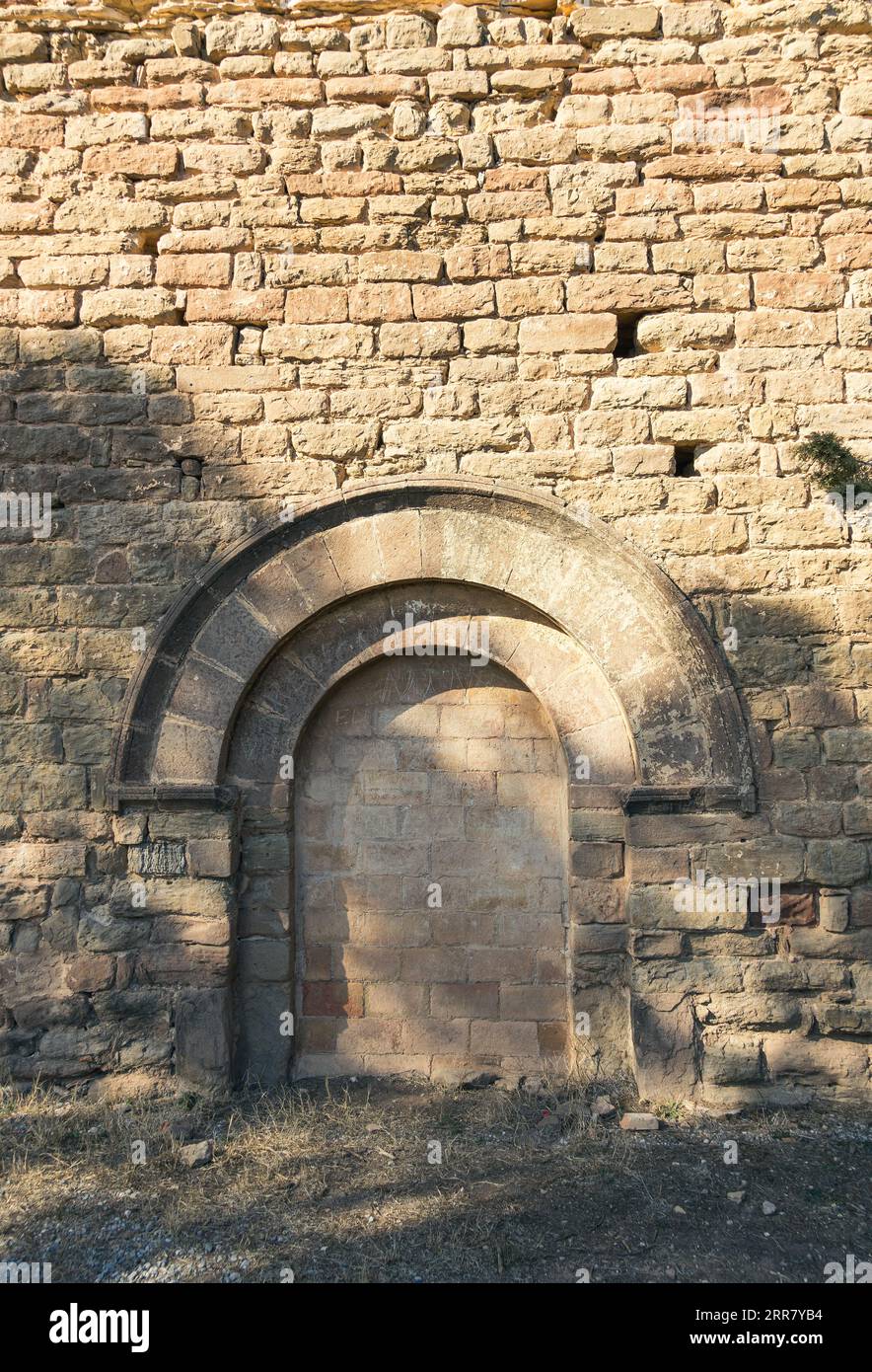La porta in mattoni simboleggia il mistero e i segreti che si celano dietro la storia antica, e come alcuni di essi rimangono protetti e fuori portata per te Foto Stock