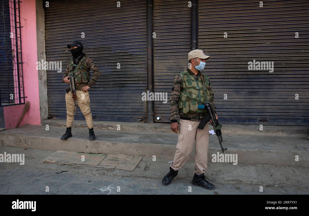 210409 -- SRINAGAR, 9 aprile 2021 -- i membri della sicurezza indiana sono di guardia nel sito di un attacco a un trooper dell'esercito territoriale nella città di Bijbehara nel distretto di Anantnag, a circa 44 km a sud della città di Srinagar, la capitale estiva del Kashmir controllato dagli indiani, il 9 aprile 2021. Uomini armati non identificati venerdì hanno ucciso un soldato fuori servizio appartenente all'esercito territoriale nel Kashmir controllato dagli indiani, hanno detto i funzionari. KASHMIR-BIJBEHARA-TERRITORY ARMY TROOPER-KILLING JAVEDXDAR PUBLICATIONXNOTXINXCHN Foto Stock