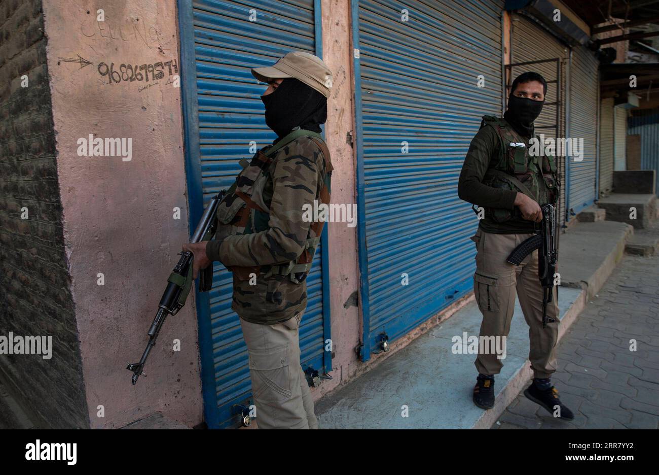 210409 -- SRINAGAR, 9 aprile 2021 -- truppe paramilitari indiane stanno di guardia nel sito di un attacco a un plotone dell'esercito territoriale nella città di Bijbehara nel distretto di Anantnag, a circa 44 km a sud della città di Srinagar, la capitale estiva del Kashmir controllato dagli indiani, il 9 aprile 2021. Uomini armati non identificati venerdì hanno ucciso un soldato fuori servizio appartenente all'esercito territoriale nel Kashmir controllato dagli indiani, hanno detto i funzionari. KASHMIR-BIJBEHARA-TERRITORY ARMY TROOPER-KILLING JAVEDXDAR PUBLICATIONXNOTXINXCHN Foto Stock