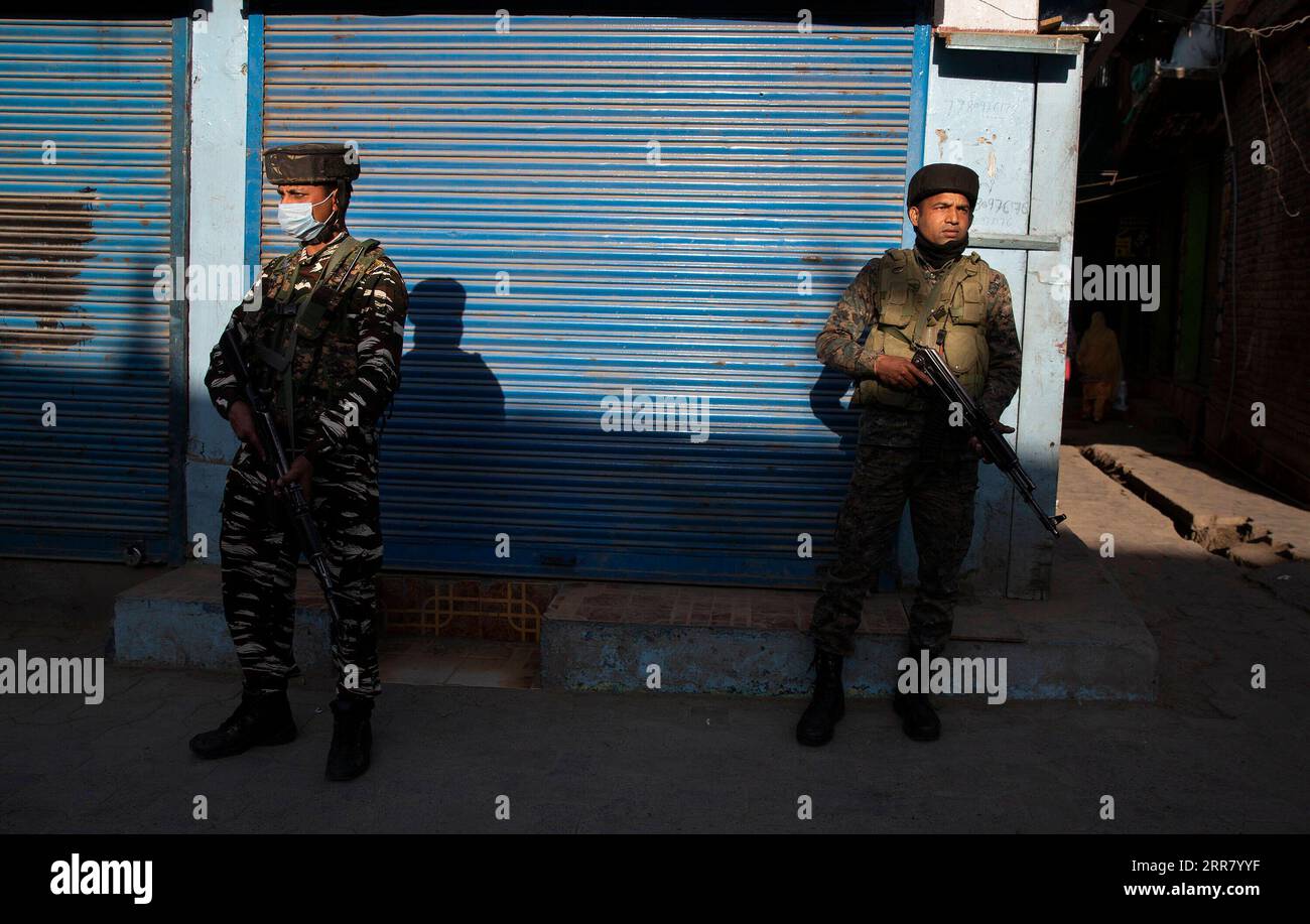 210409 -- SRINAGAR, 9 aprile 2021 -- truppe paramilitari indiane stanno di guardia nel sito di un attacco a un plotone dell'esercito territoriale nella città di Bijbehara nel distretto di Anantnag, a circa 44 km a sud della città di Srinagar, la capitale estiva del Kashmir controllato dagli indiani, il 9 aprile 2021. Uomini armati non identificati venerdì hanno ucciso un soldato fuori servizio appartenente all'esercito territoriale nel Kashmir controllato dagli indiani, hanno detto i funzionari. KASHMIR-BIJBEHARA-TERRITORY ARMY TROOPER-KILLING JAVEDXDAR PUBLICATIONXNOTXINXCHN Foto Stock