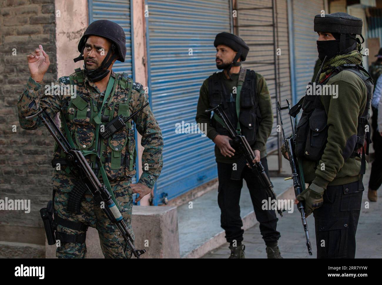 210409 -- SRINAGAR, 9 aprile 2021 -- truppe paramilitari indiane ispezionano il sito di un attacco a un plotone dell'esercito territoriale nella città di Bijbehara nel distretto di Anantnag, a circa 44 km a sud della città di Srinagar, la capitale estiva del Kashmir controllato dagli indiani, il 9 aprile 2021. Uomini armati non identificati venerdì hanno ucciso un soldato fuori servizio appartenente all'esercito territoriale nel Kashmir controllato dagli indiani, hanno detto i funzionari. KASHMIR-BIJBEHARA-TERRITORY ARMY TROOPER-KILLING JAVEDXDAR PUBLICATIONXNOTXINXCHN Foto Stock