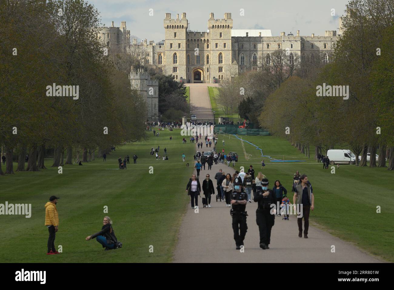 210410 -- WINDSOR, 10 aprile 2021 -- i membri del pubblico si riuniscono al Castello di Windsor a Windsor, in Gran Bretagna, il 9 aprile 2021. Il principe britannico Filippo, marito della regina Elisabetta II, è morto all'età di 99 anni, Buckingham Palace ha annunciato venerdì. Foto di /Xinhua BRITAIN-WINDSOR-PRINCE PHILIP-DEATH TimxIreland PUBLICATIONxNOTxINxCHN Foto Stock