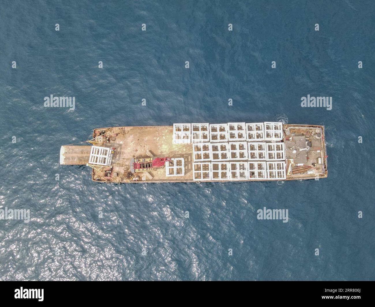 210410 -- HAIKOU, 10 aprile 2021 -- in questa foto aerea scattata il 1° aprile 2021, il personale posava barriere artificiali intorno all'isola di Wuzhizhou nella città di Sanya, nella provincia di Hainan nella Cina meridionale. L'isola di Wuzhizhou ha lanciato un viaggio completo per costruire un ranch marino e ripristinare l'ecosistema marino, ponendo barriere artificiali sotto il mare e trapiantando coralli. Entro la fine del 2020, il ranch marino dell'isola di Wuzhizhou ha collocato 1.526 barriere coralline artificiali. E altri 870 saranno gettati entro un mese nella recente collocazione delle barriere artificiali. CHINA-HAINAN-SANYA-MARINE RANCH CN ZHANGXLIYUN PUBLICATIONXNOTXINXCHN Foto Stock