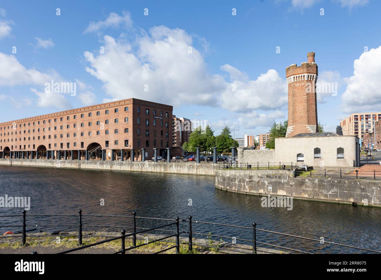 Torre idraulica in mattoni costruita nel 1856 a Wapping Dock, Liverpool, creata utilizzando strumenti generativi di intelligenza artificiale. Foto Stock