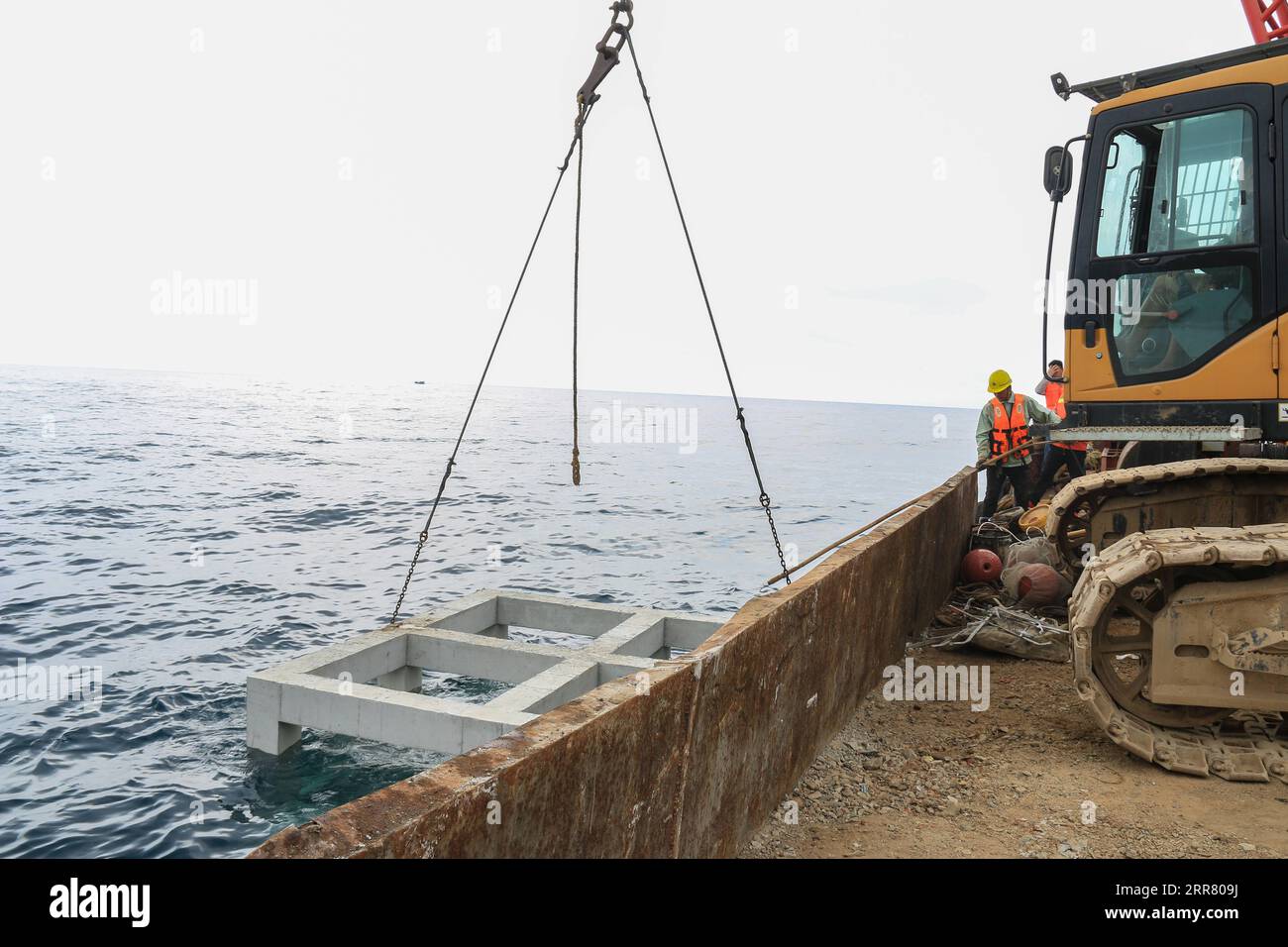 210410 -- HAIKOU, 10 aprile 2021 -- il personale ha posto barriere artificiali intorno all'isola di Wuzhizhou nella città di Sanya, nella provincia di Hainan nel sud della Cina, 1 aprile 2021. L'isola di Wuzhizhou ha lanciato un viaggio completo per costruire un ranch marino e ripristinare l'ecosistema marino, ponendo barriere artificiali sotto il mare e trapiantando coralli. Entro la fine del 2020, il ranch marino dell'isola di Wuzhizhou ha collocato 1.526 barriere coralline artificiali. E altri 870 saranno gettati entro un mese nella recente collocazione delle barriere artificiali. CHINA-HAINAN-SANYA-MARINE RANCH CN ZHOUXJIAYI PUBLICATIONXNOTXINXCHN Foto Stock
