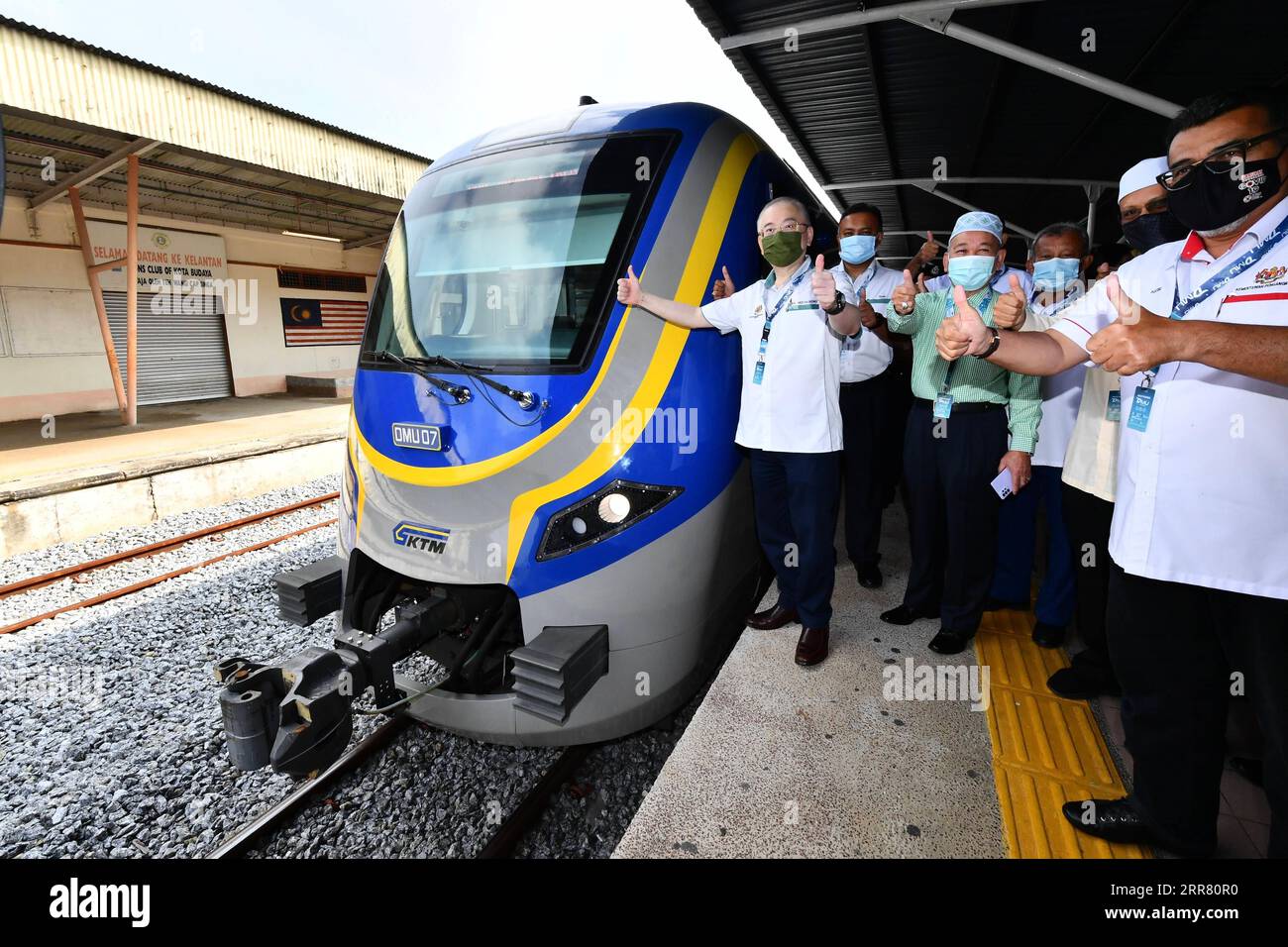 210411 -- KOTA BHARU, 11 aprile 2021 -- il ministro dei trasporti malese Wee Ka Siong L posa per le foto con il treno Diesel multiple Unit a Kota Bharu, la capitale dello stato del Kelantan settentrionale della Malesia, 11 aprile 2021. I treni diesel multiunità DMU prodotti dalla China Railway Rolling Stock Corporation CRRC Zhuzhou Electric Locomotive Co., Ltd sono stati lanciati in attività domenica, il che aumenterà la connettività e faciliterà i viaggi nella zona della costa orientale della Malesia. MALAYSIA-KOTA BHARU-DMU TRENO-OPERAZIONE ZHUXWEI PUBLICATIONXNOTXINXCHN Foto Stock