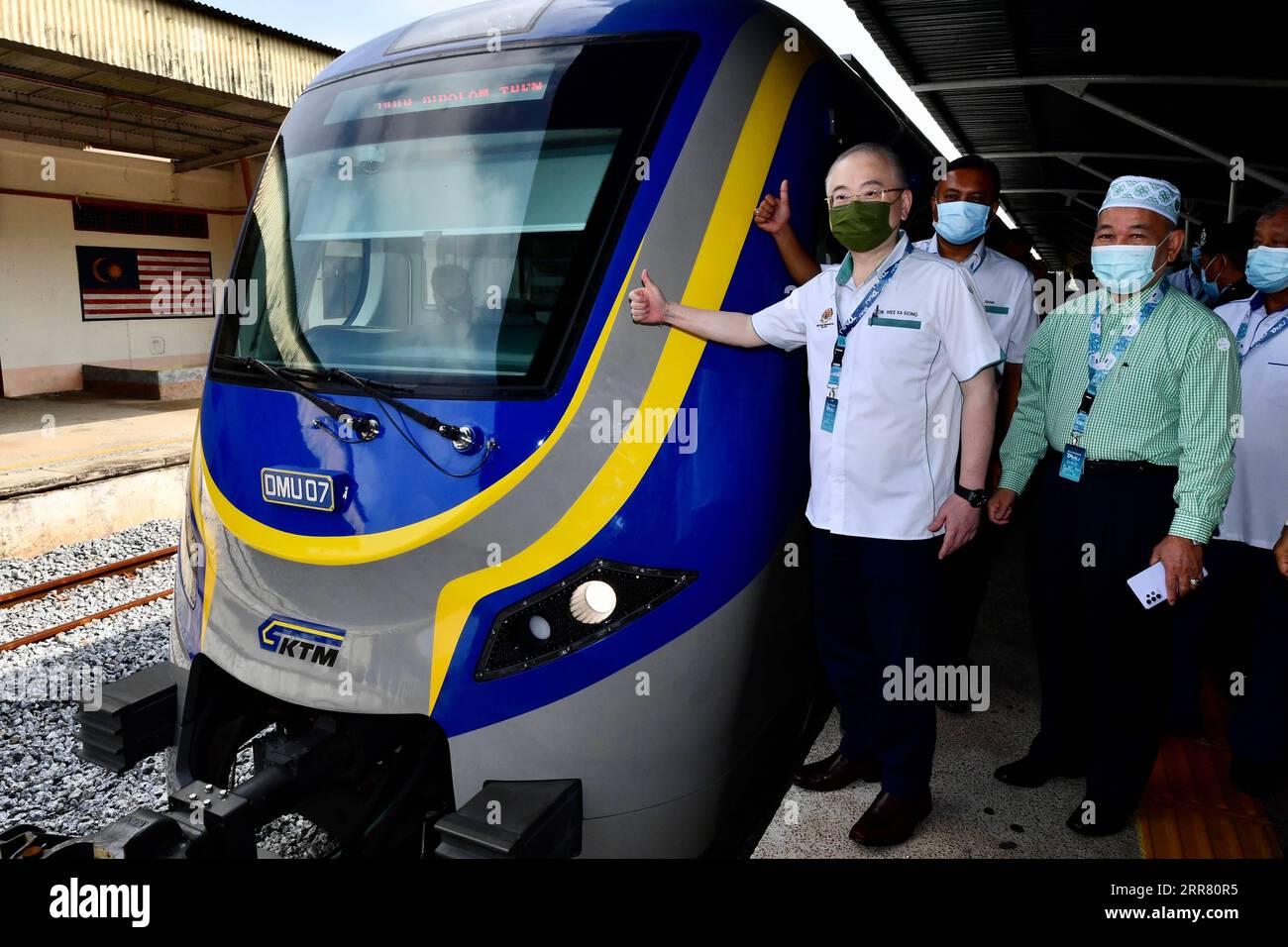 210411 -- KOTA BHARU, 11 aprile 2021 -- il ministro dei trasporti malese Wee Ka Siong L posa per le foto con il treno Diesel multiple Unit a Kota Bharu, la capitale dello stato del Kelantan settentrionale della Malesia, 11 aprile 2021. I treni diesel multiunità DMU prodotti dalla China Railway Rolling Stock Corporation CRRC Zhuzhou Electric Locomotive Co., Ltd sono stati lanciati in attività domenica, il che aumenterà la connettività e faciliterà i viaggi nella zona della costa orientale della Malesia. MALAYSIA-KOTA BHARU-DMU TRENO-OPERAZIONE ZHUXWEI PUBLICATIONXNOTXINXCHN Foto Stock