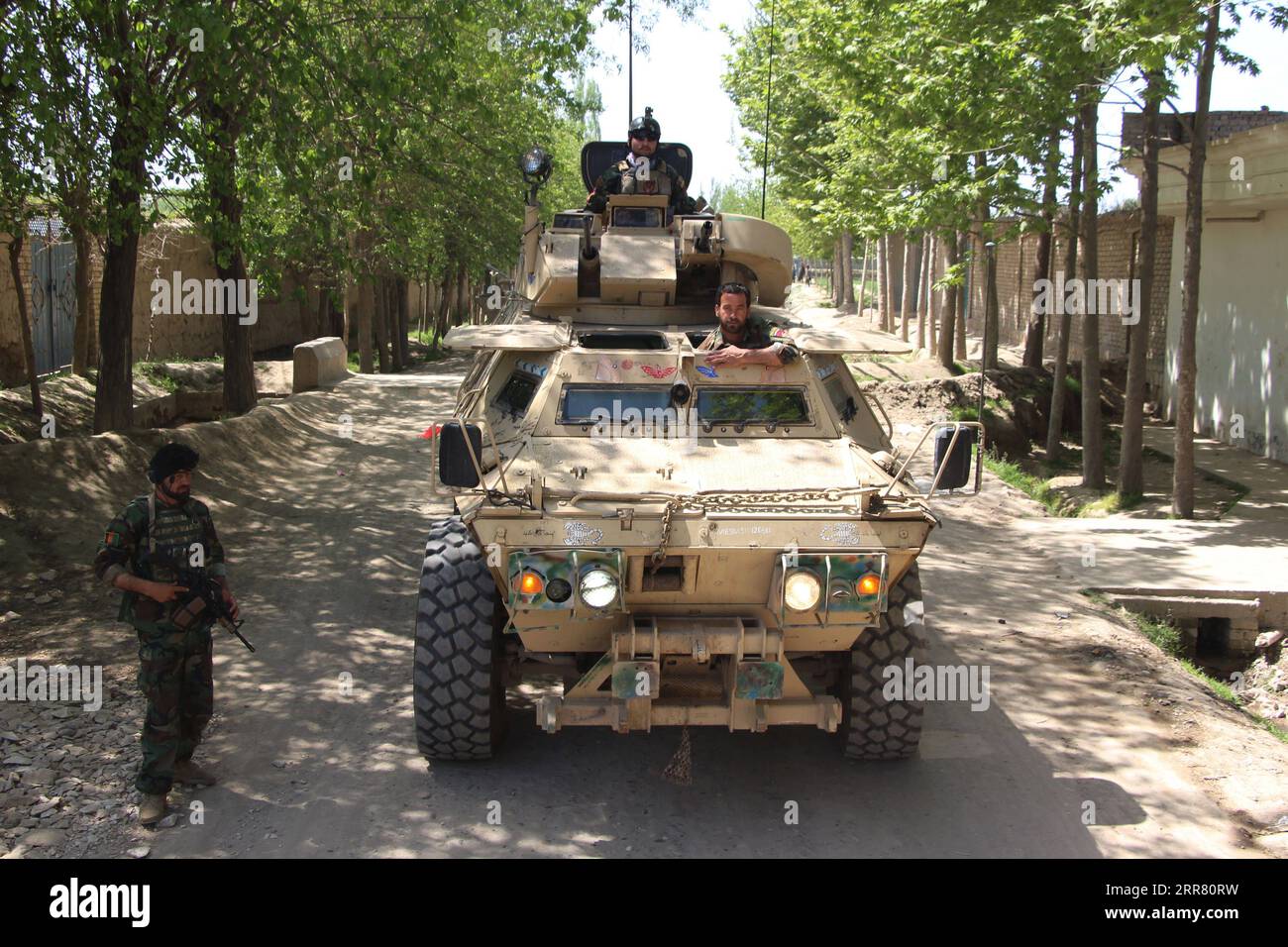 210411 -- KUNDUZ, 11 aprile 2021 -- i membri della forza di sicurezza afghana partecipano a un'operazione militare nel distretto di Imam Sahib nella provincia di Kunduz, Afghanistan settentrionale, 10 aprile 2021. Un militante talebano tenta di guadagnare terreno fuori dalla città di Kunduz, la capitale della provincia settentrionale di Kunduz, è stato sventato, ha detto il portavoce del governo provinciale Esmatullah Muradi. Foto di /Xinhua AFGHANISTAN-KUNDUZ-MILITARY OPERATION AjmalxKakar PUBLICATIONxNOTxINxCHN Foto Stock