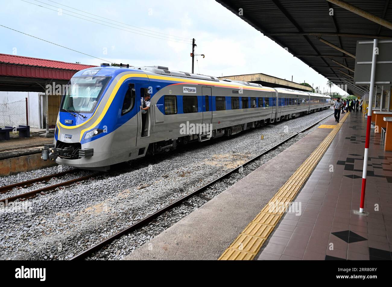 210411 -- KOTA BHARU, 11 aprile 2021 -- il treno Diesel multiple Unit arriva in una stazione di Kota Bharu, la capitale dello stato del Kelantan settentrionale della Malesia, 11 aprile 2021. I treni diesel multiunità DMU prodotti dalla China Railway Rolling Stock Corporation CRRC Zhuzhou Electric Locomotive Co., Ltd sono stati lanciati in attività domenica, il che aumenterà la connettività e faciliterà i viaggi nella zona della costa orientale della Malesia. MALAYSIA-KOTA BHARU-DMU TRENO-OPERAZIONE ZHUXWEI PUBLICATIONXNOTXINXCHN Foto Stock