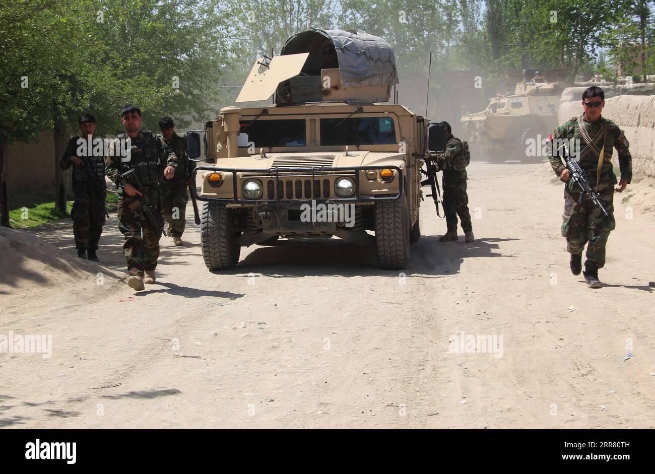 210411 -- KUNDUZ, 11 aprile 2021 -- i membri della forza di sicurezza afghana partecipano a un'operazione militare nel distretto di Imam Sahib nella provincia di Kunduz, Afghanistan settentrionale, 10 aprile 2021. Un militante talebano tenta di guadagnare terreno fuori dalla città di Kunduz, la capitale della provincia settentrionale di Kunduz, è stato sventato, ha detto il portavoce del governo provinciale Esmatullah Muradi. Foto di /Xinhua AFGHANISTAN-KUNDUZ-MILITARY OPERATION AjmalxKakar PUBLICATIONxNOTxINxCHN Foto Stock